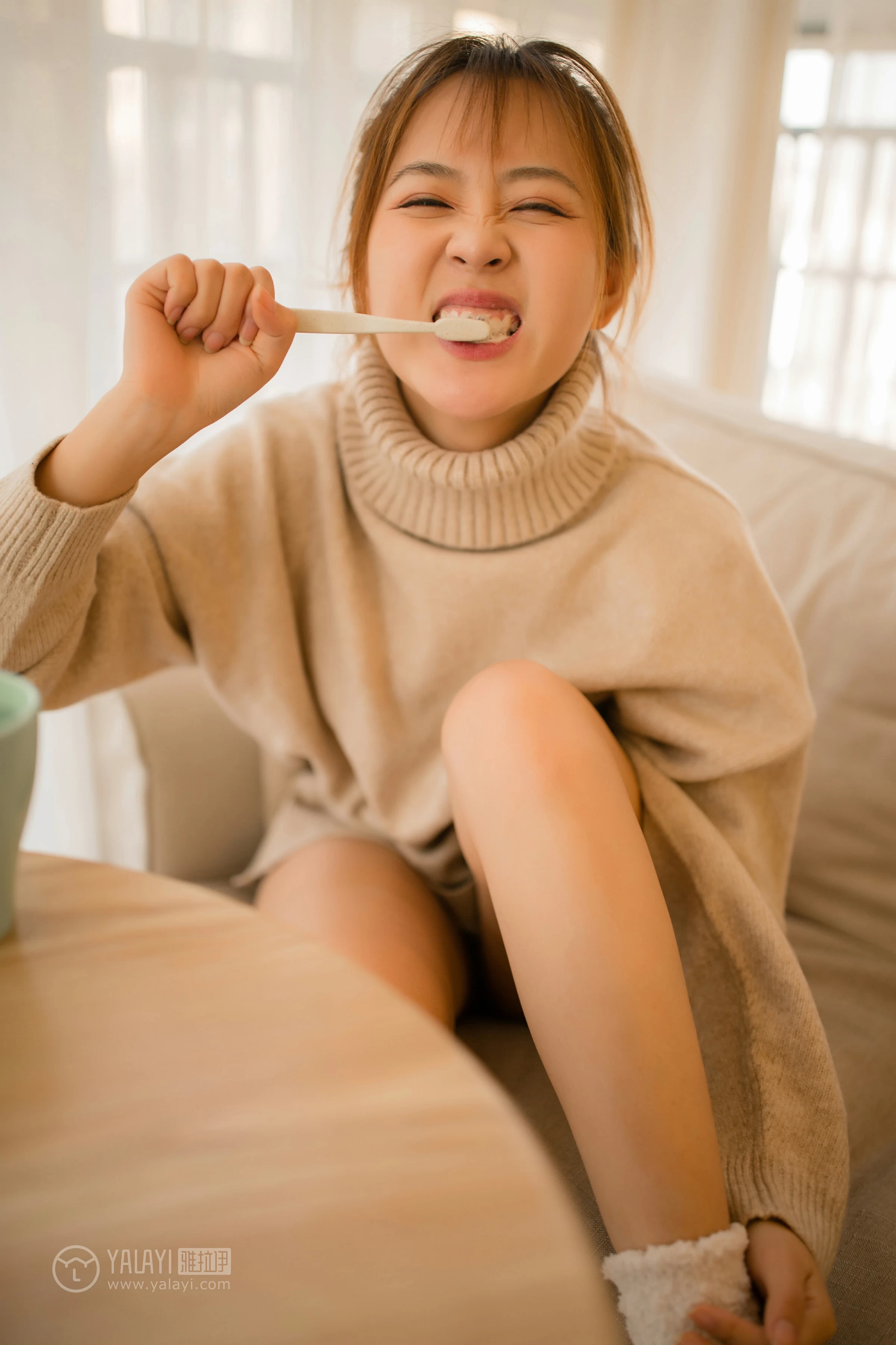 [YALAYI雅拉伊]NO.152 亲爱的同居女友 张雨青 粉色毛衣加灰色短裤性感私房写真集第15张