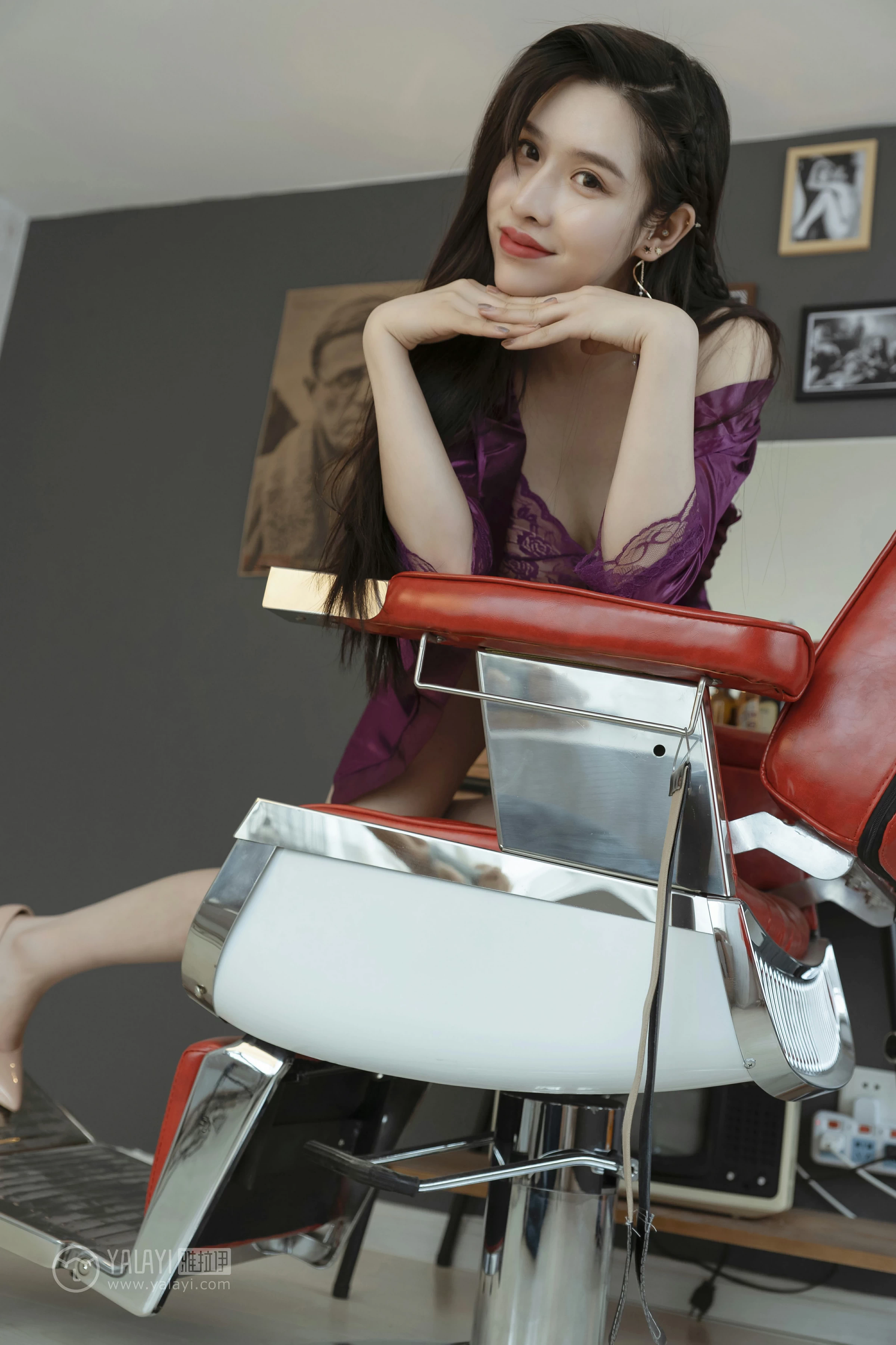 [YALAYI雅拉伊]NO.153 长腿女郎 颖莹 紫色真丝睡衣加透视蕾丝情趣内衣性感私房写真集第7张