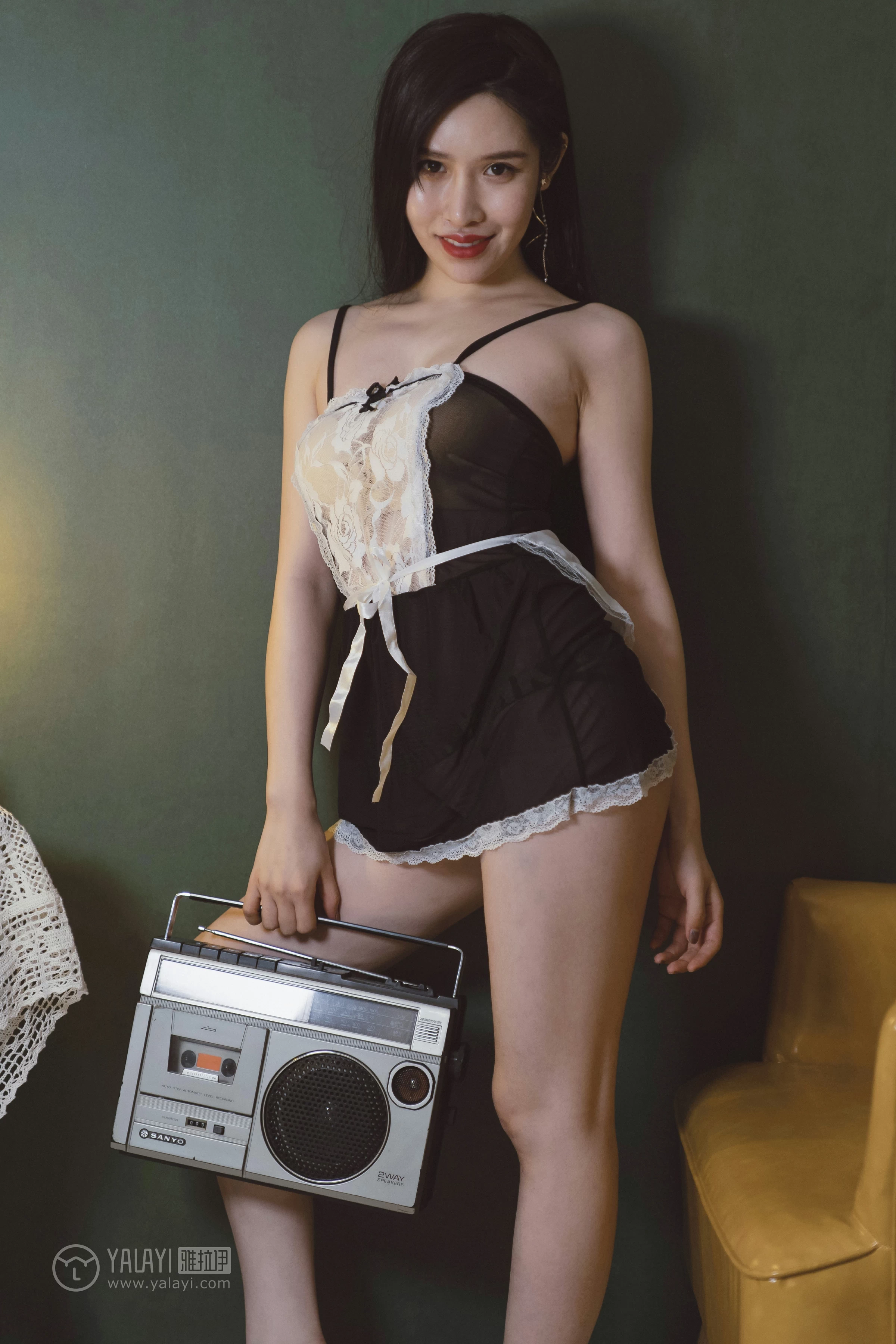 [YALAYI雅拉伊]NO.143 黑咖啡 颖莹 黑色吊带透视女仆制服裙性感私房写真集第7张
