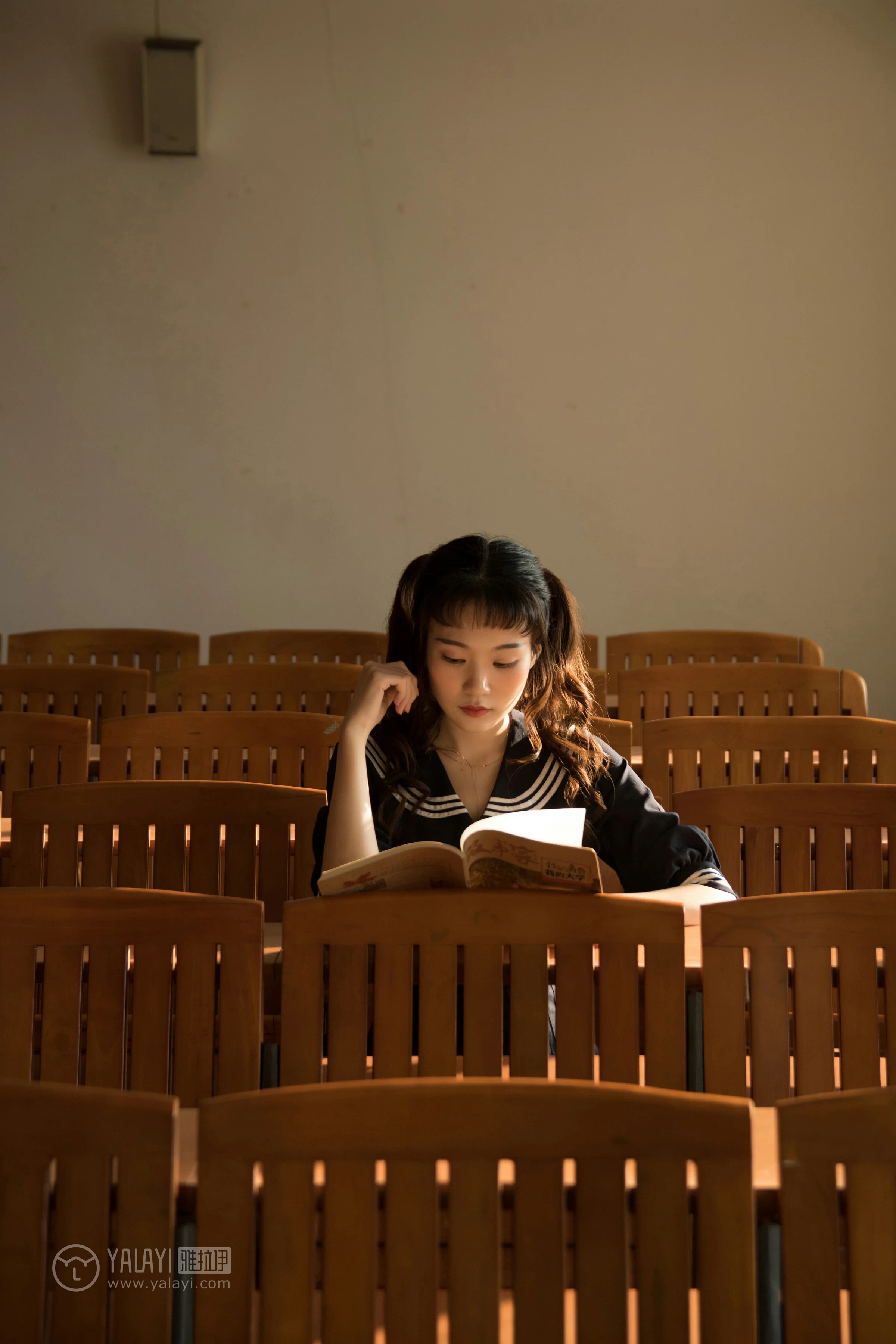 [YALAYI雅拉伊]NO.147 等 奥莉 黑色高中女生制服裙清纯可爱私房写真集第7张