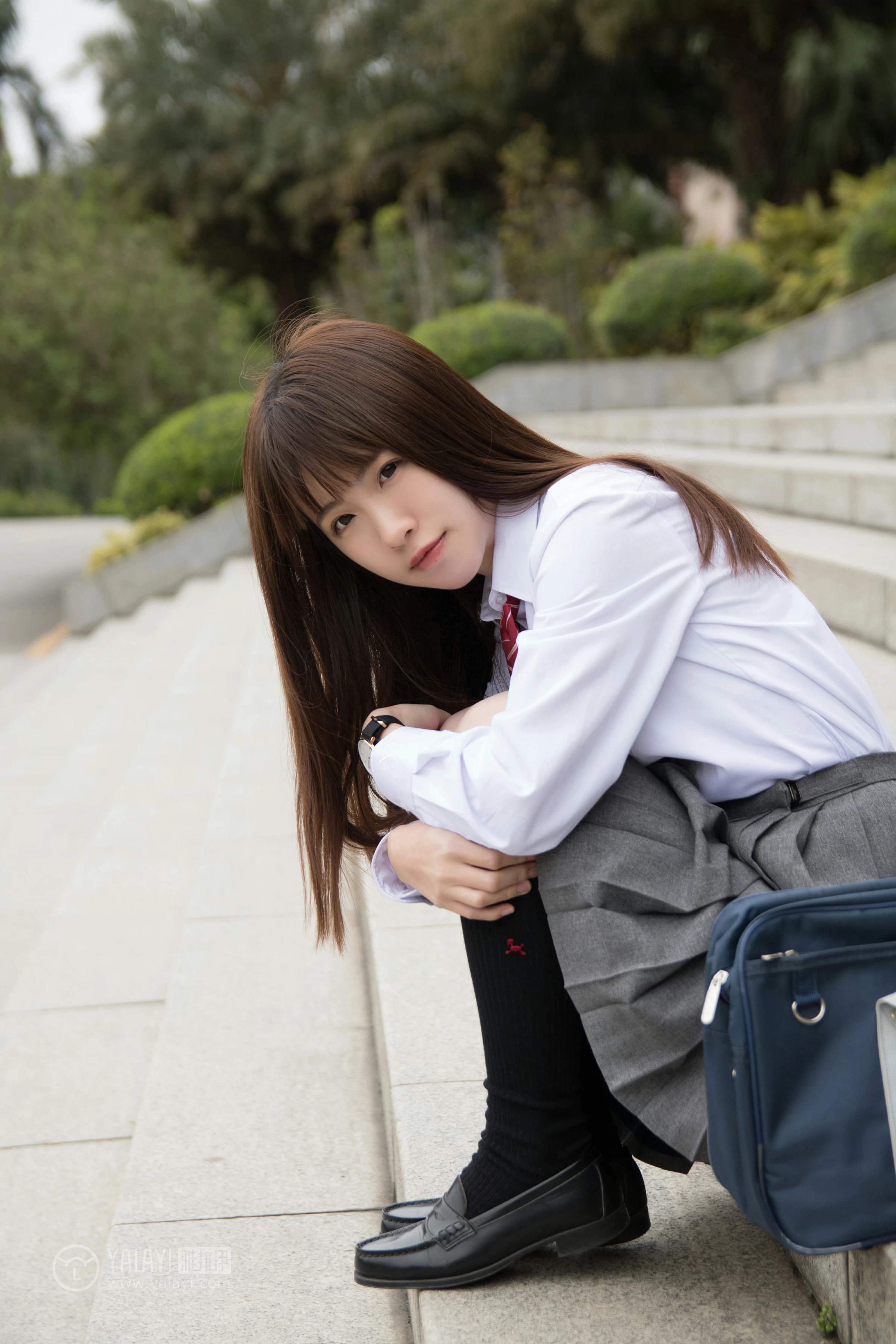 [YALAYI雅拉伊]NO.148 青春的梦 Toki 高中女生制服 白色衬衫加灰色短裙清纯可爱私房写真集第5张