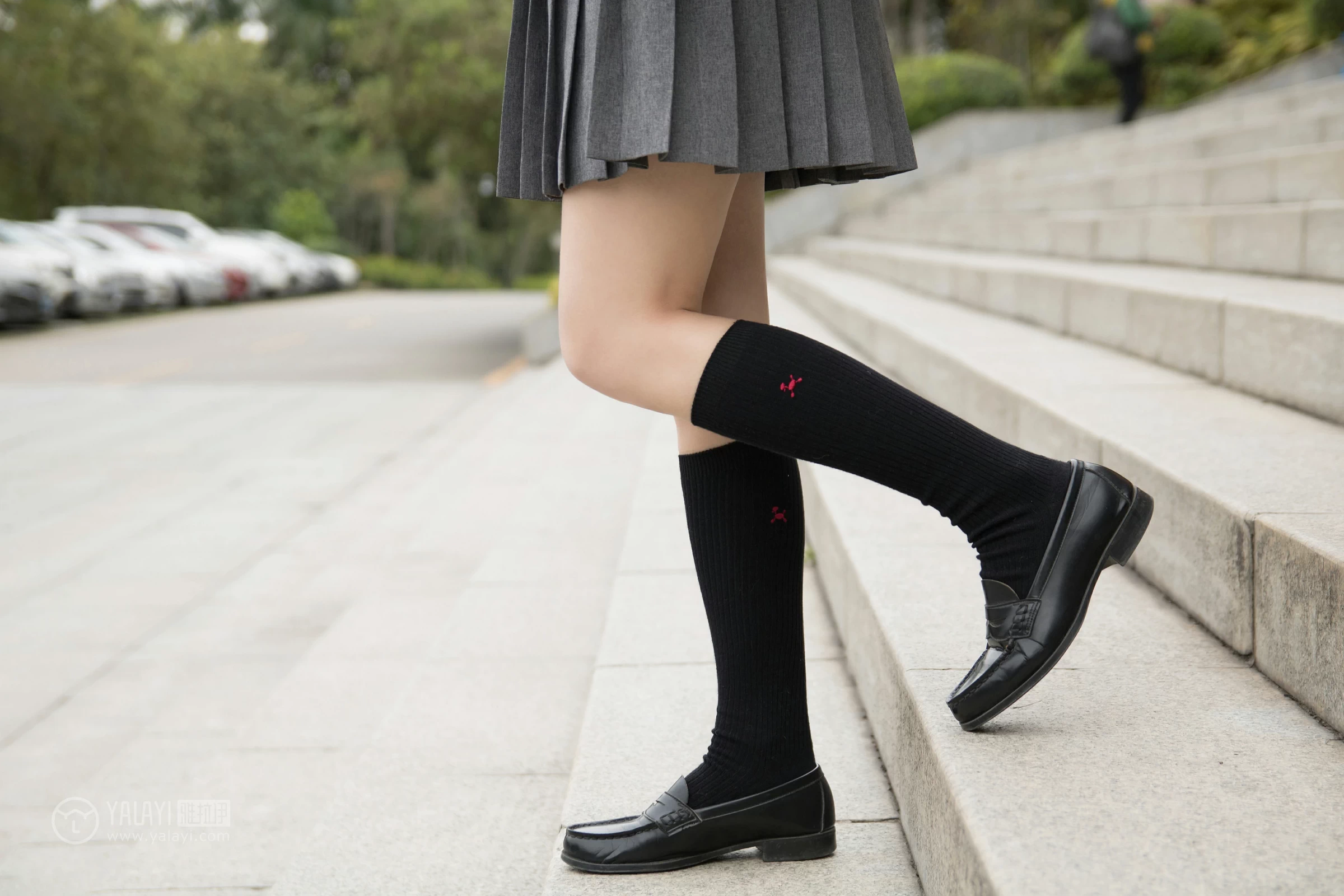 [YALAYI雅拉伊]NO.148 青春的梦 Toki 高中女生制服 白色衬衫加灰色短裙清纯可爱私房写真集第6张