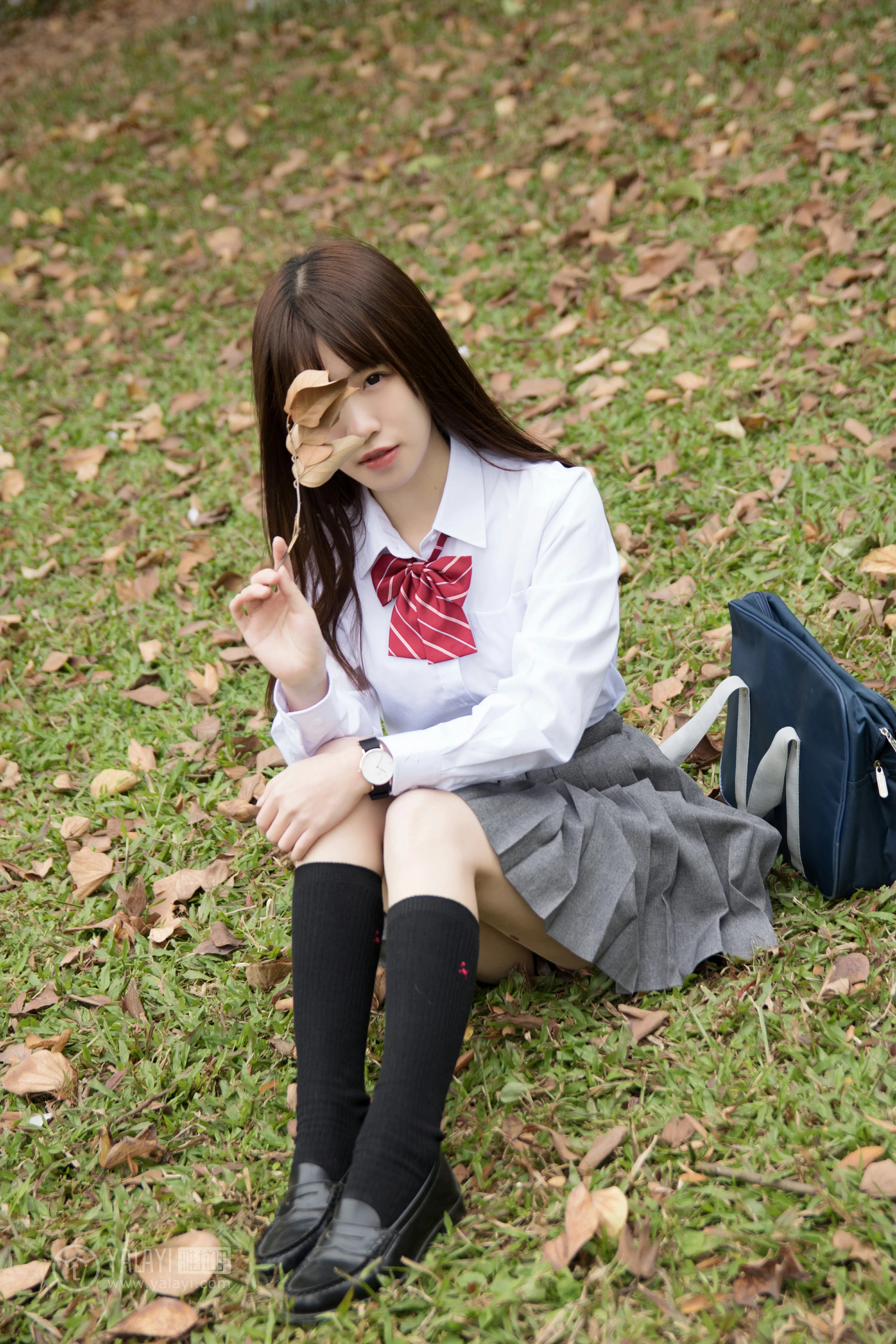 [YALAYI雅拉伊]NO.148 青春的梦 Toki 高中女生制服 白色衬衫加灰色短裙清纯可爱私房写真集第9张
