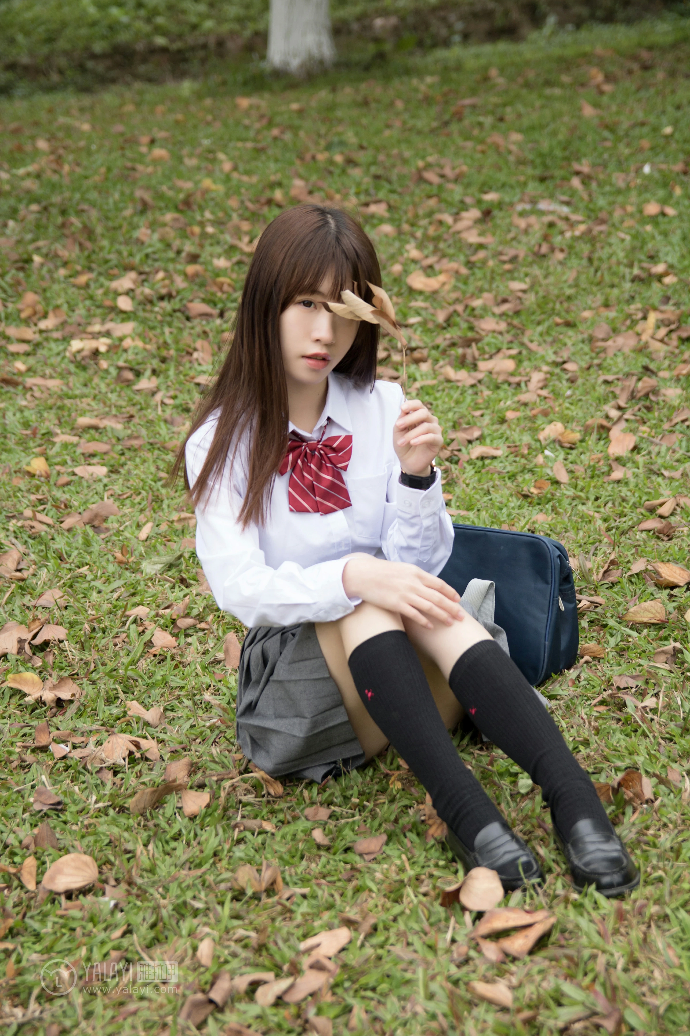 [YALAYI雅拉伊]NO.148 青春的梦 Toki 高中女生制服 白色衬衫加灰色短裙清纯可爱私房写真集第9张