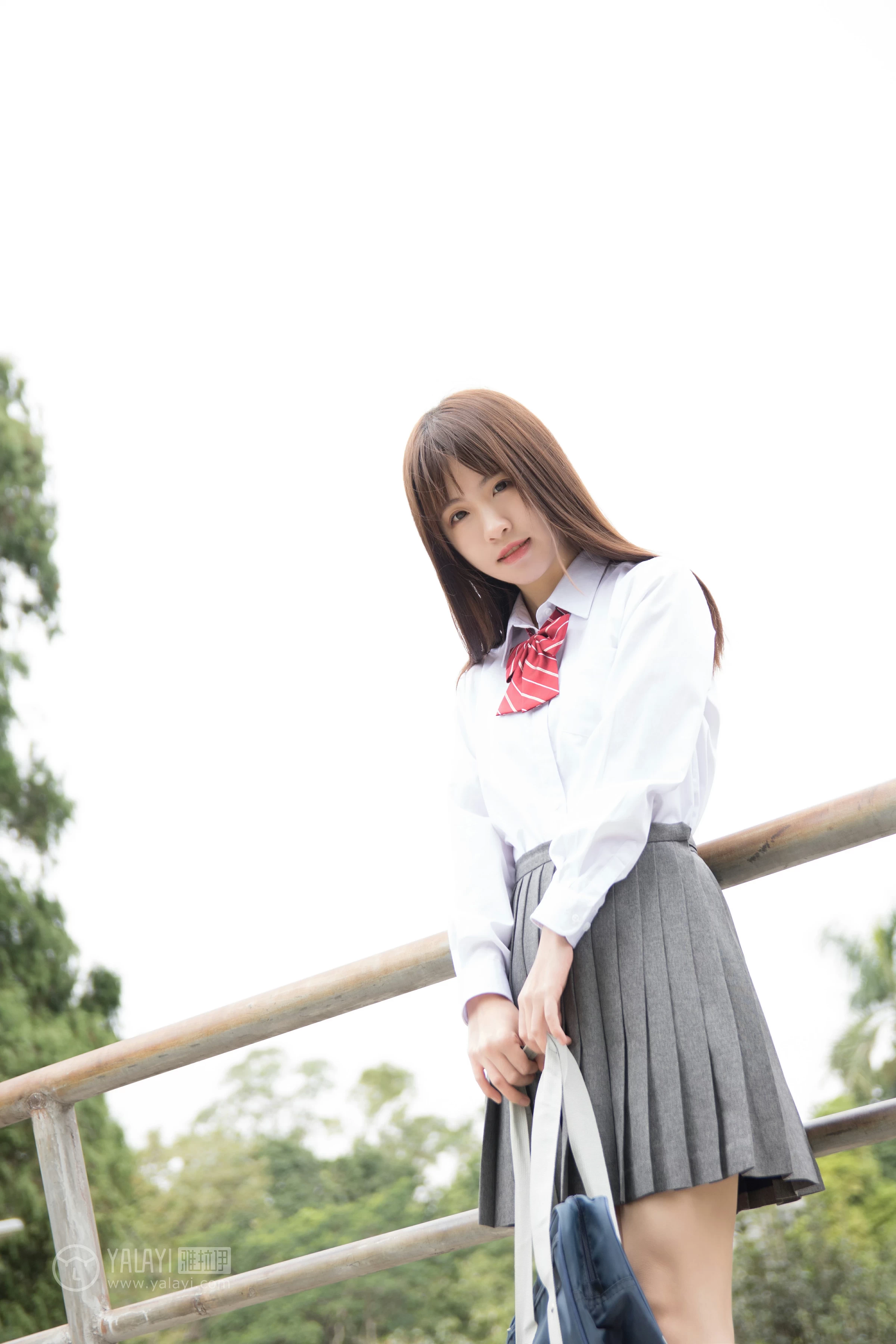 [YALAYI雅拉伊]NO.148 青春的梦 Toki 高中女生制服 白色衬衫加灰色短裙清纯可爱私房写真集第14张