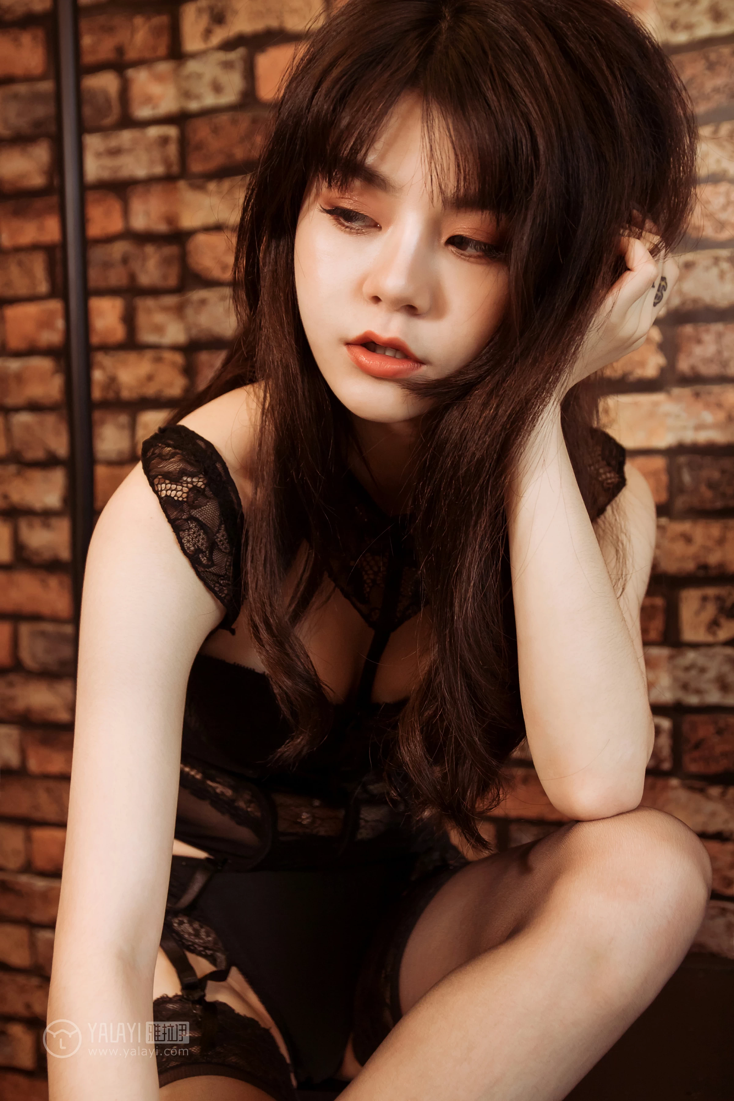 [YALAYI雅拉伊]NO.149 违禁 蓉蓉 黑色透视塑身内衣加黑色丝袜美腿性感私房写真集第9张