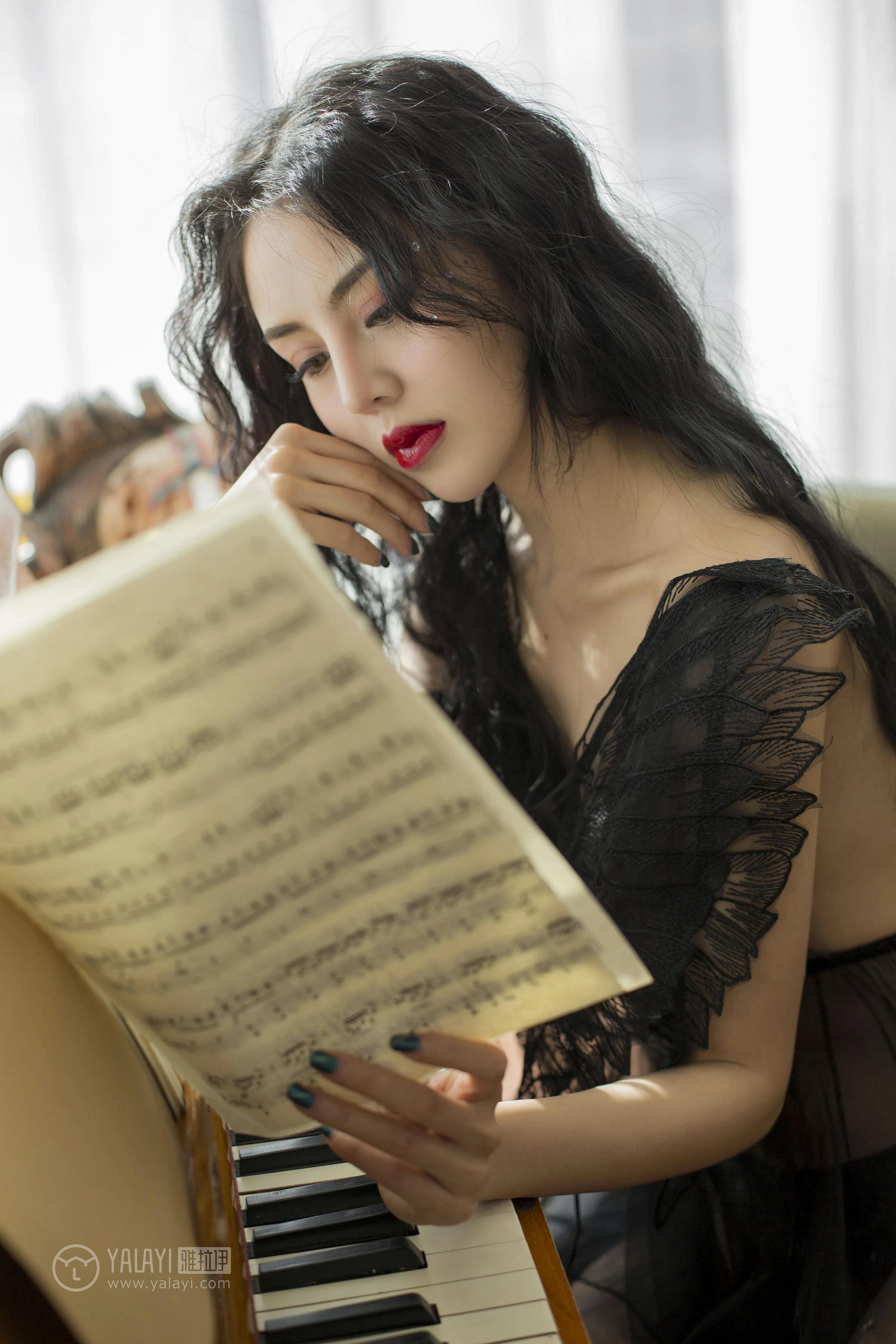 [YALAYI雅拉伊]NO.157 童话 凉儿 黑色透视情趣睡衣裙性感私房写真集第8张