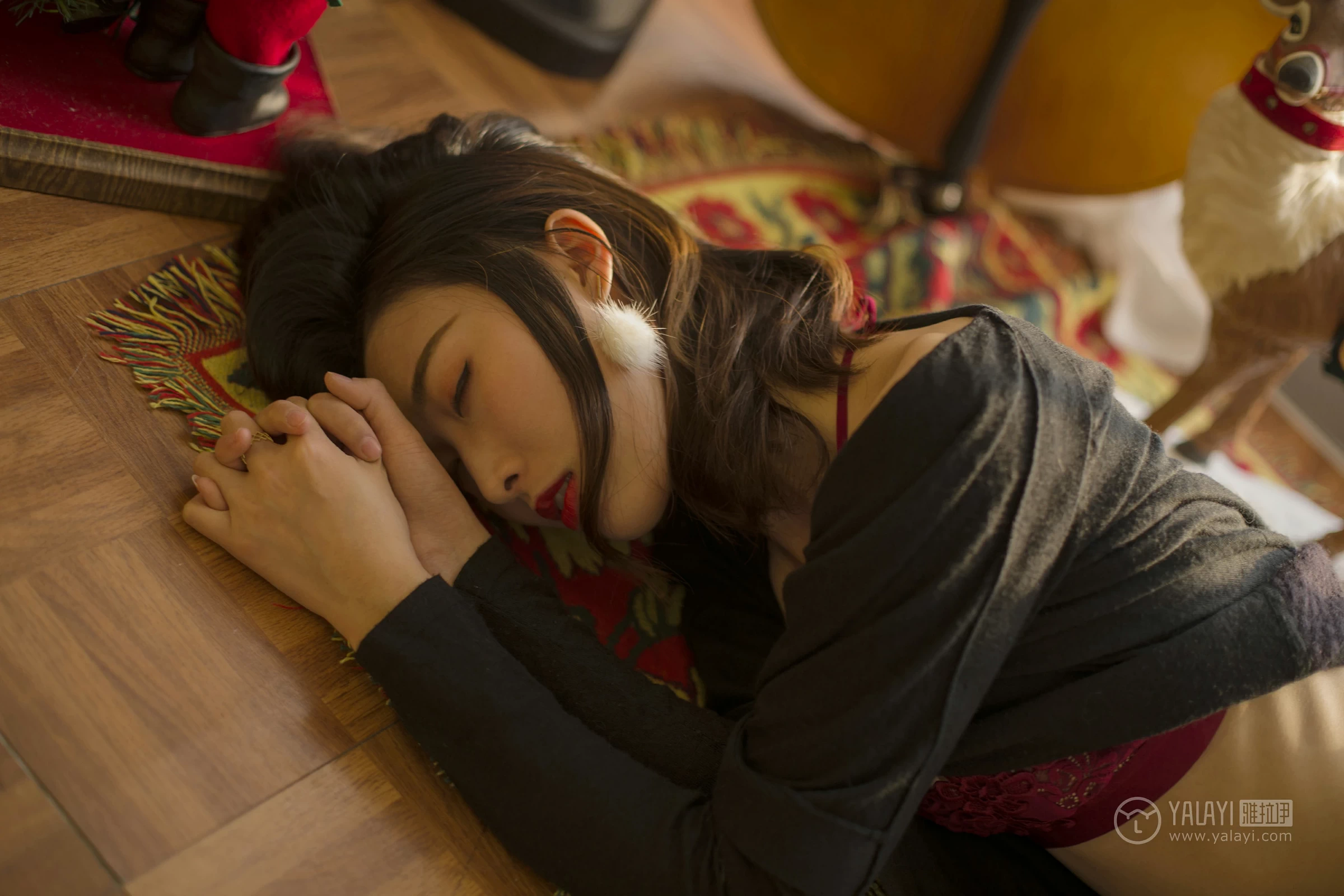 [YALAYI雅拉伊]NO.159 亦幻亦真 佳佳 红色蕾丝内衣与性感比基尼泳装私房写真集第4张