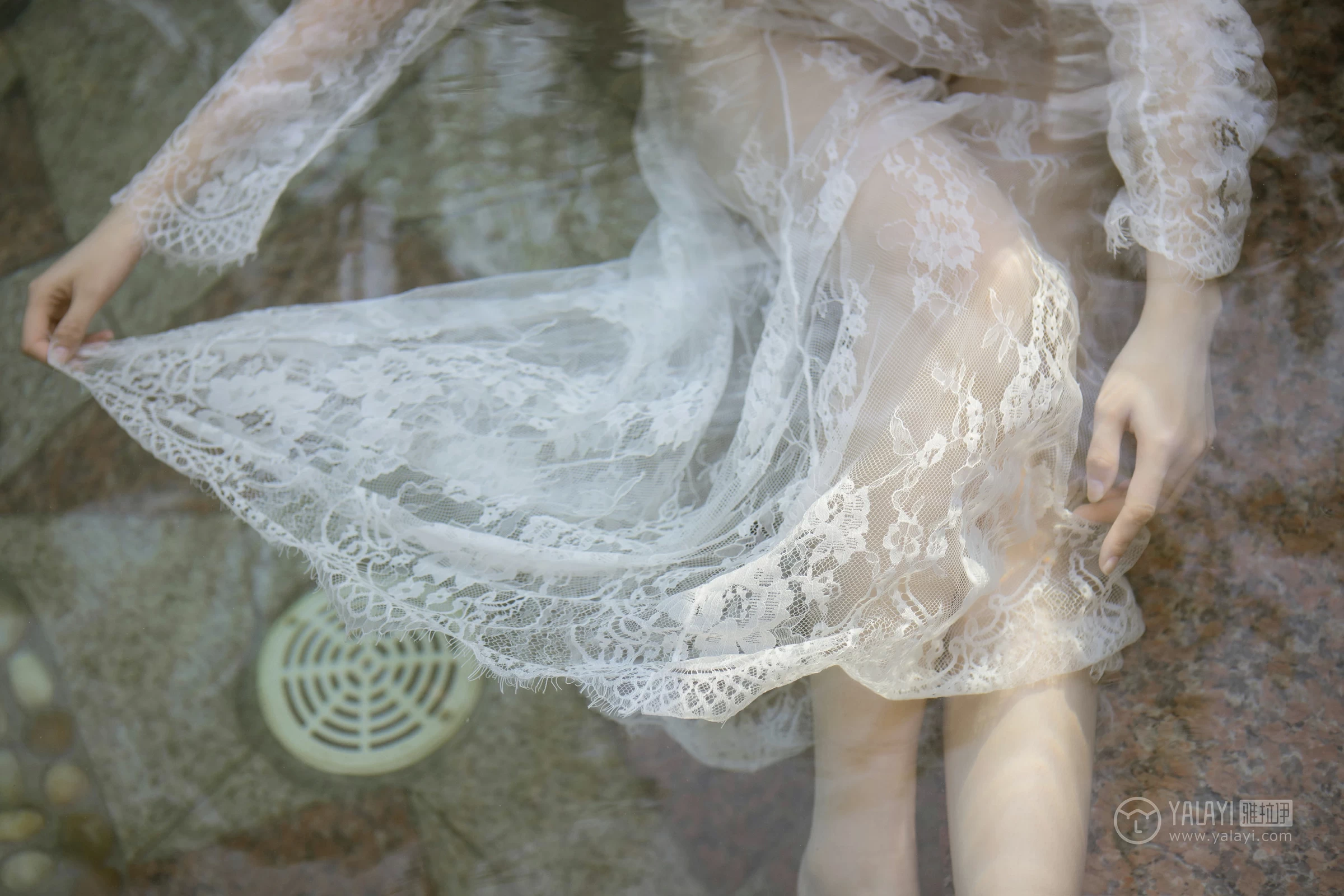 [YALAYI雅拉伊]NO.161 隐隐的柔情 佳佳 白色透视镂空连衣裙性感私房写真集第5张