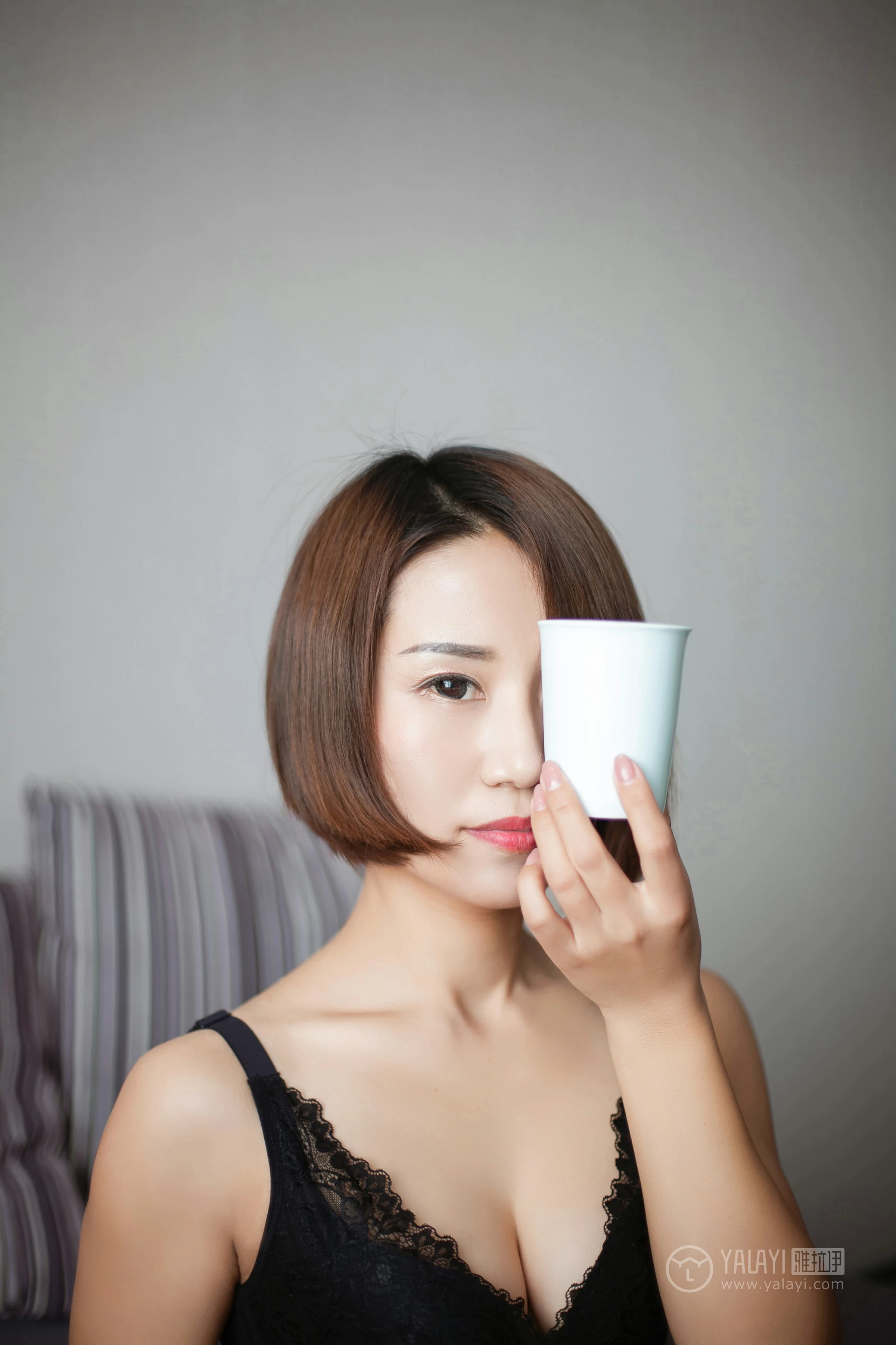 [YALAYI雅拉伊]NO.163 丝丝念念 嫣然 黑色紧身连衣裙加肉色丝袜美腿玉足性感私房写真集第8张