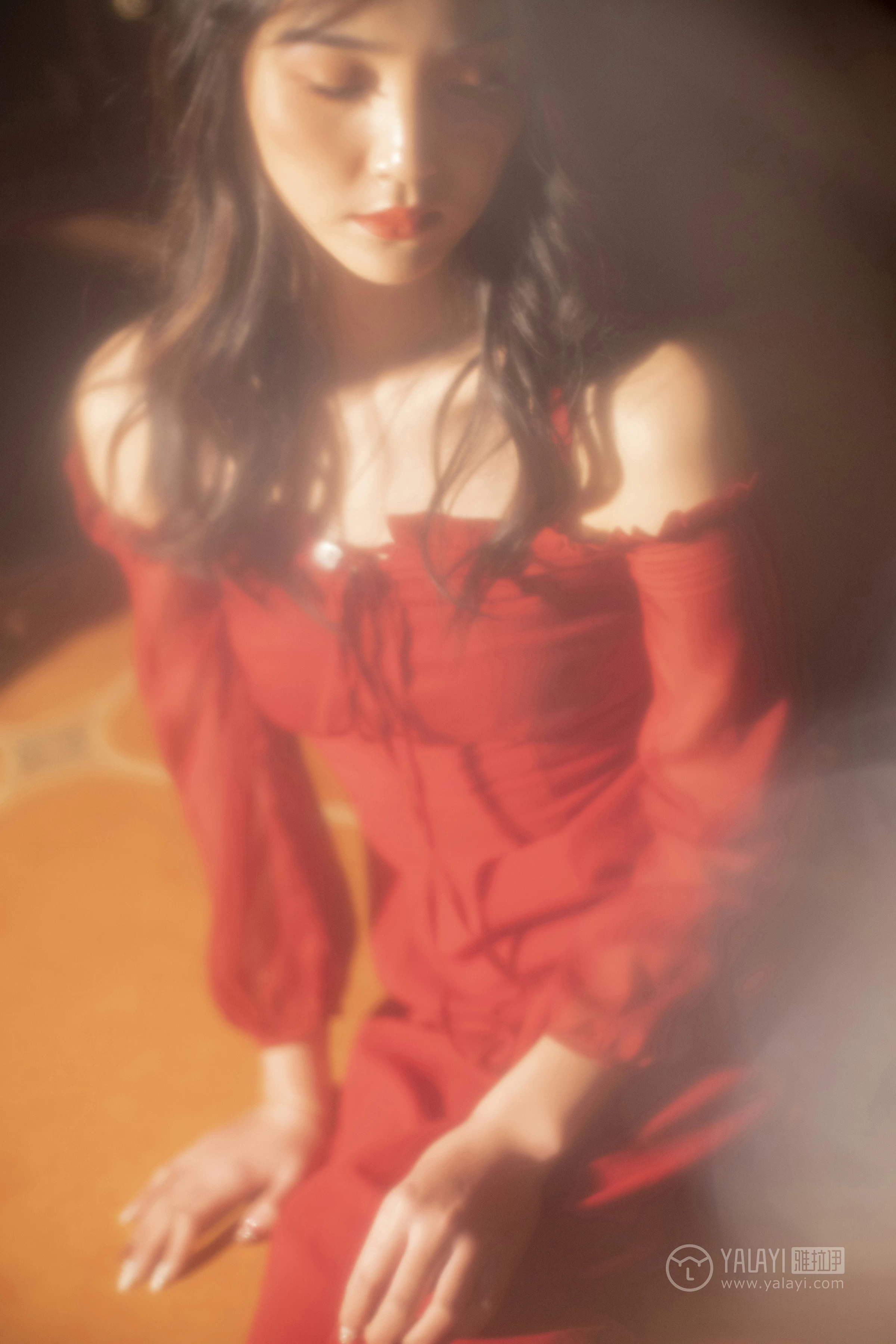 [YALAYI雅拉伊]NO.164 烈焰迷情 项兴咏 红色吊带抹胸连衣裙性感私房写真集第15张