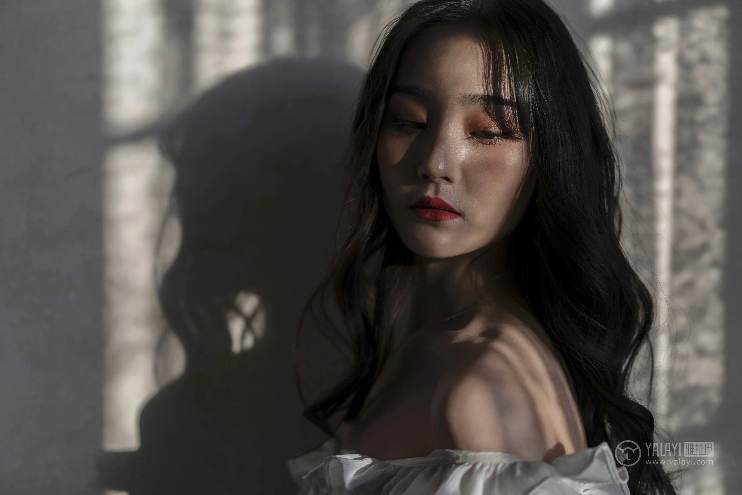 [YALAYI雅拉伊]No.168 画中伊人 项兴咏 白色塑身抹胸连衣裙性感私房写真集第2张