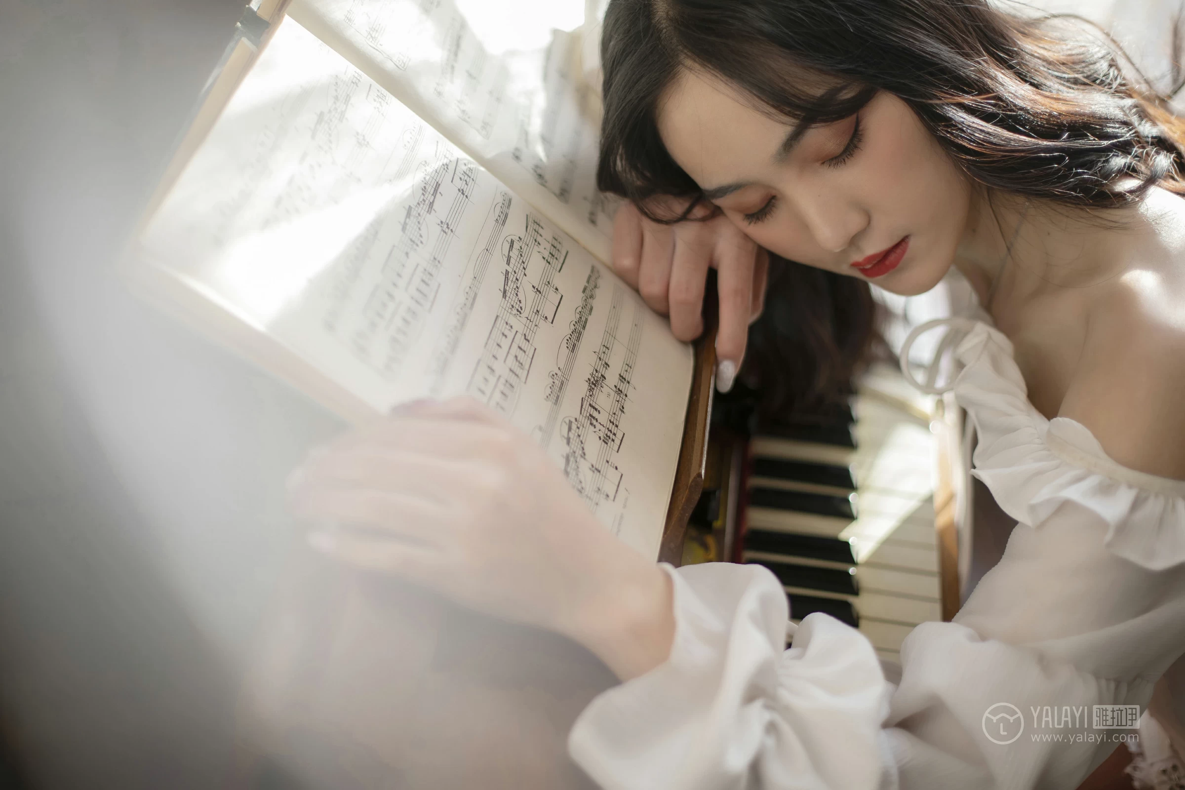 [YALAYI雅拉伊]No.168 画中伊人 项兴咏 白色塑身抹胸连衣裙性感私房写真集第10张