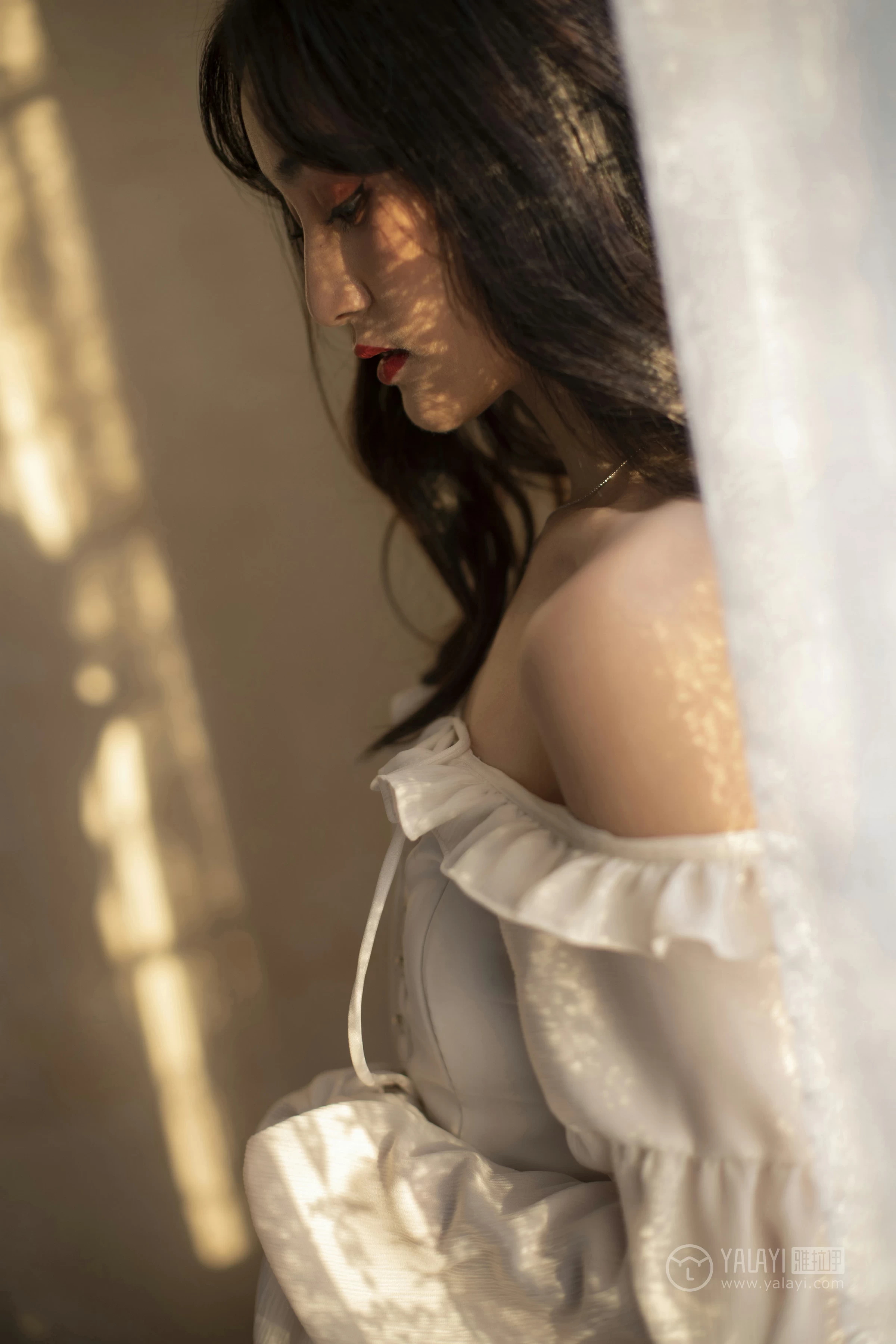 [YALAYI雅拉伊]No.168 画中伊人 项兴咏 白色塑身抹胸连衣裙性感私房写真集第16张