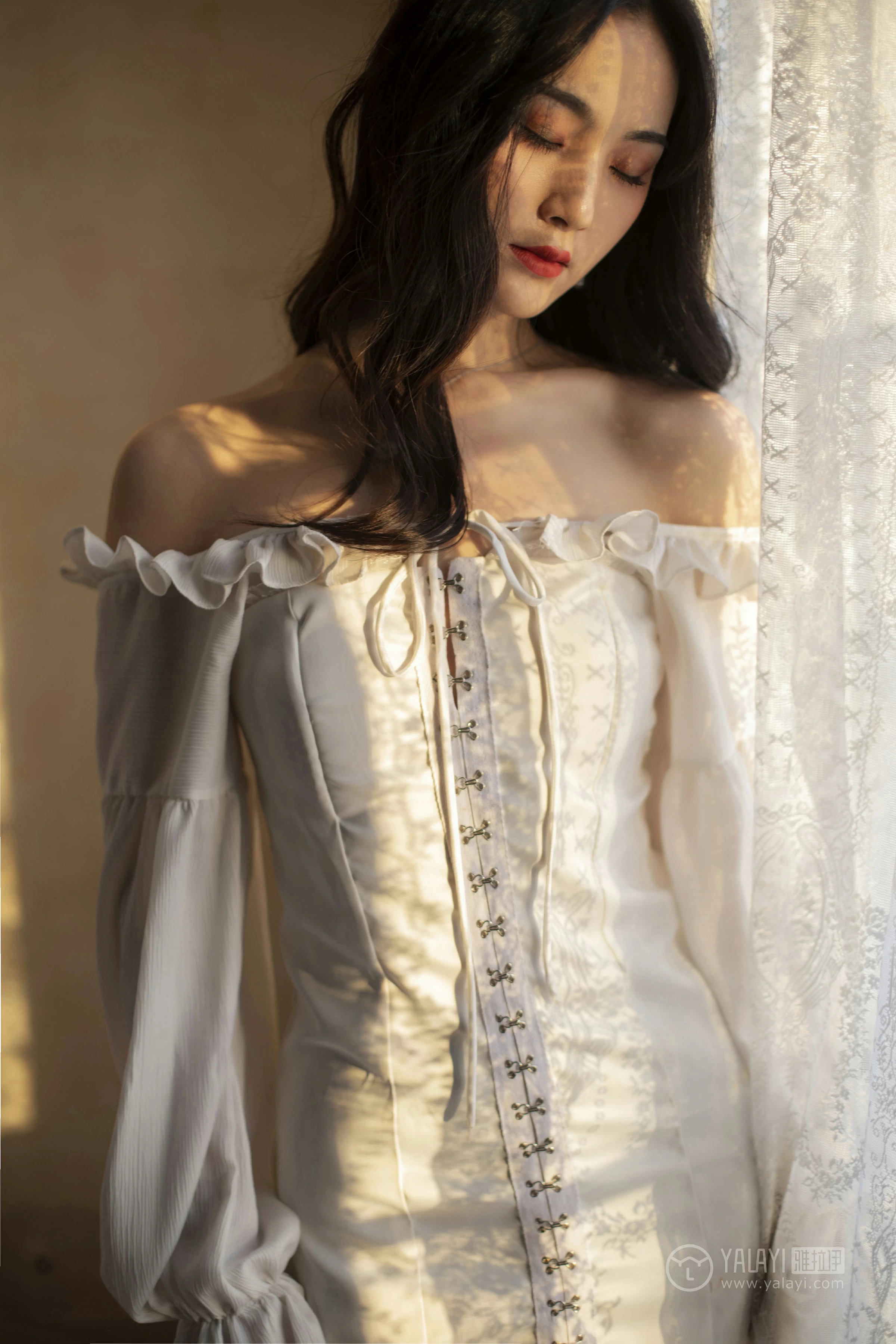 [YALAYI雅拉伊]No.168 画中伊人 项兴咏 白色塑身抹胸连衣裙性感私房写真集第16张