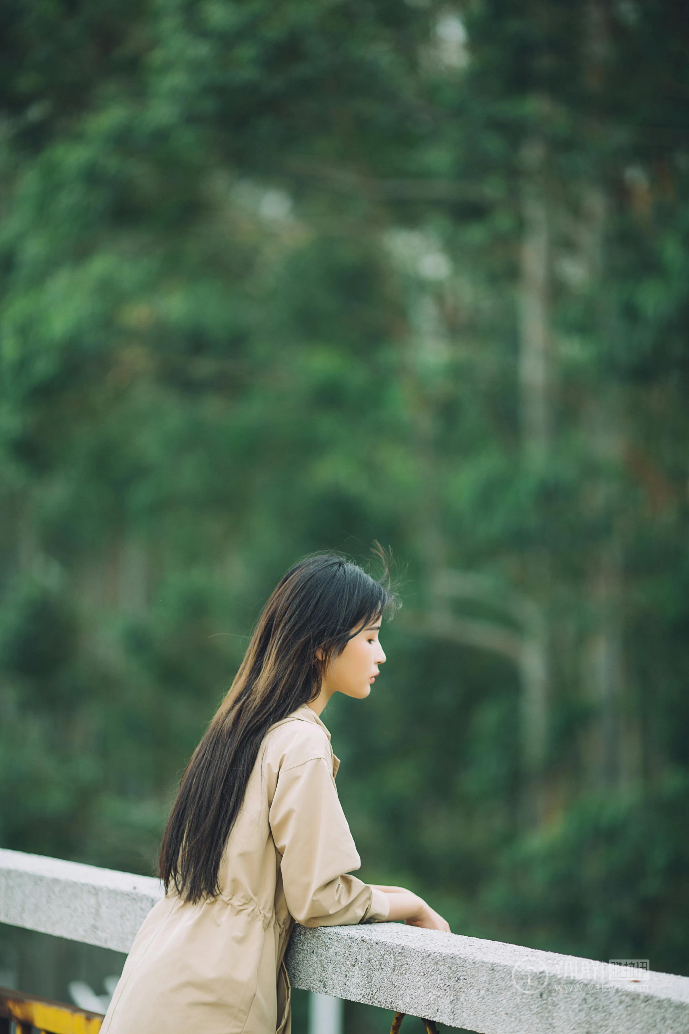 [YALAYI雅拉伊] No.179 焦糖色少女 阿惜 米色风衣与蓝色内衣加短裙性感私房写真集第3张