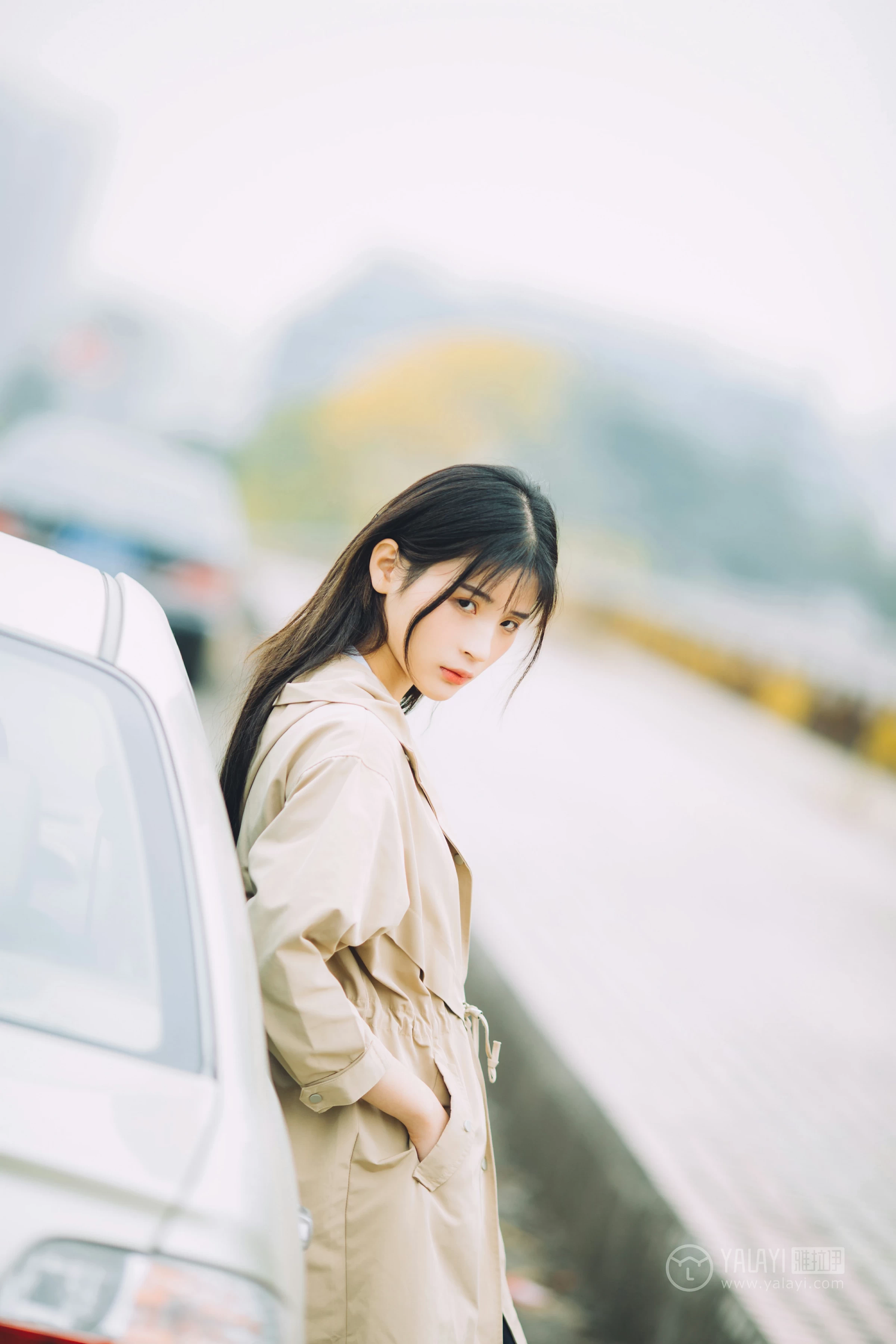 [YALAYI雅拉伊] No.179 焦糖色少女 阿惜 米色风衣与蓝色内衣加短裙性感私房写真集第4张