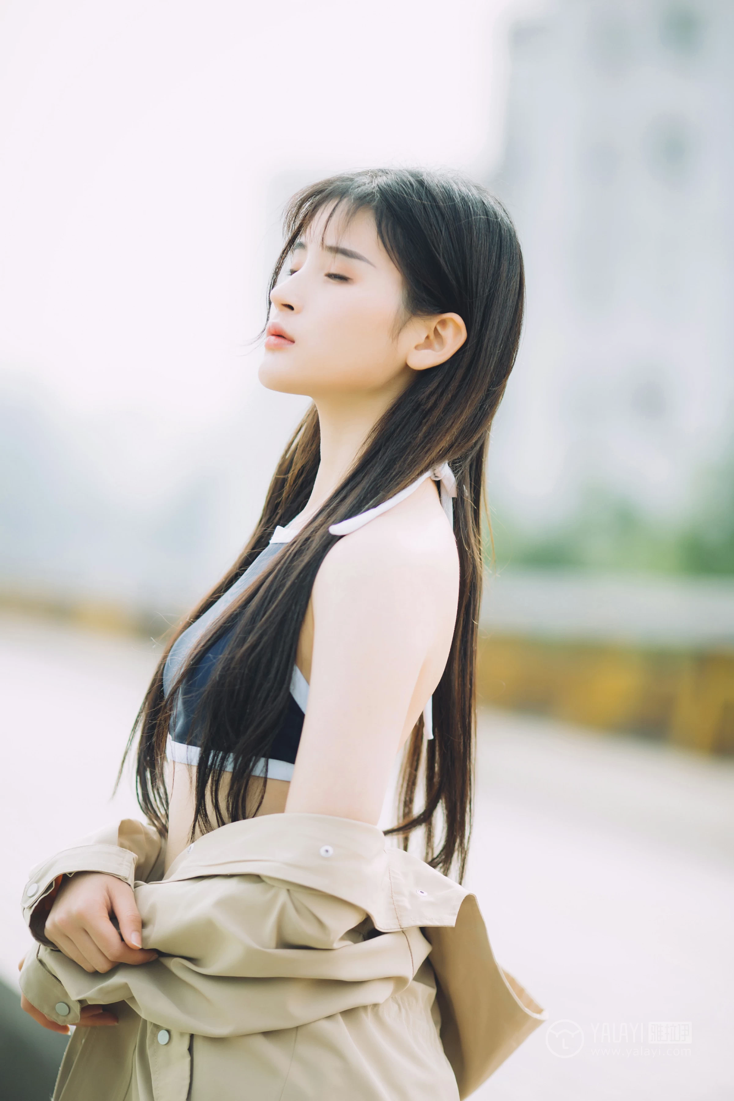 [YALAYI雅拉伊] No.179 焦糖色少女 阿惜 米色风衣与蓝色内衣加短裙性感私房写真集第12张