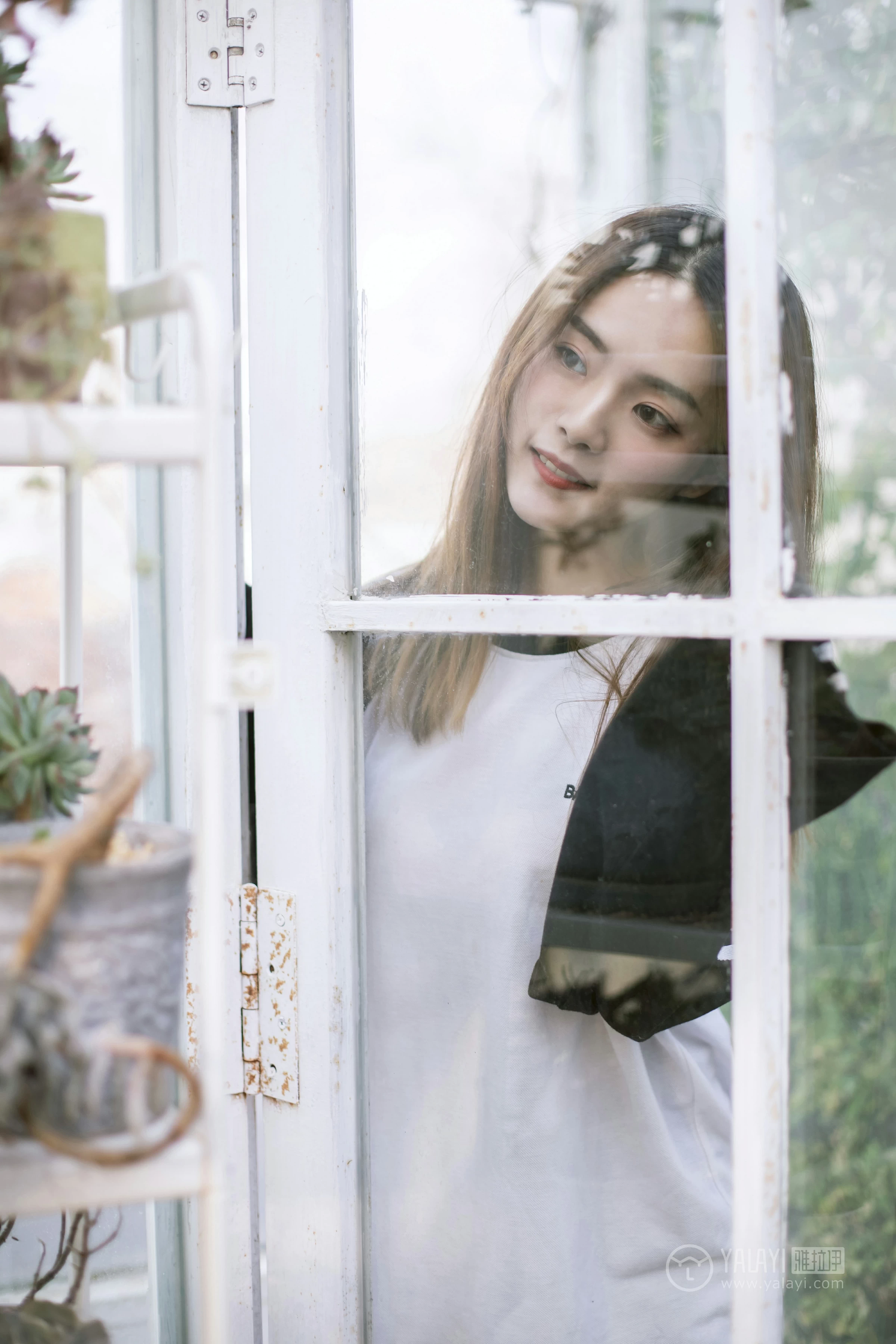 [YALAYI雅拉伊] No.180 我想有个花园 白日梦 黑白卫衣加紧身牛仔裤清纯可爱私房写真集第2张