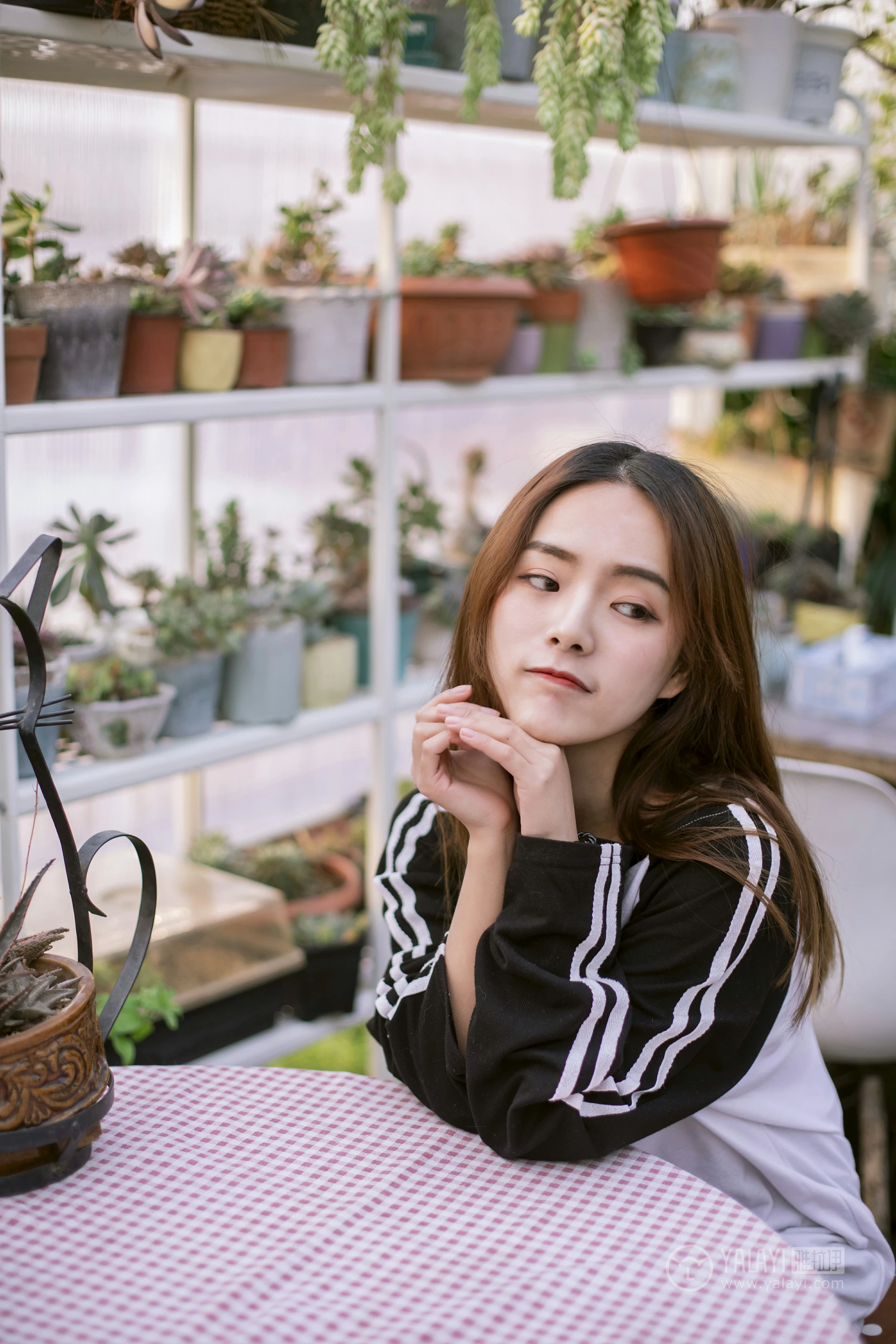 [YALAYI雅拉伊] No.180 我想有个花园 白日梦 黑白卫衣加紧身牛仔裤清纯可爱私房写真集第9张