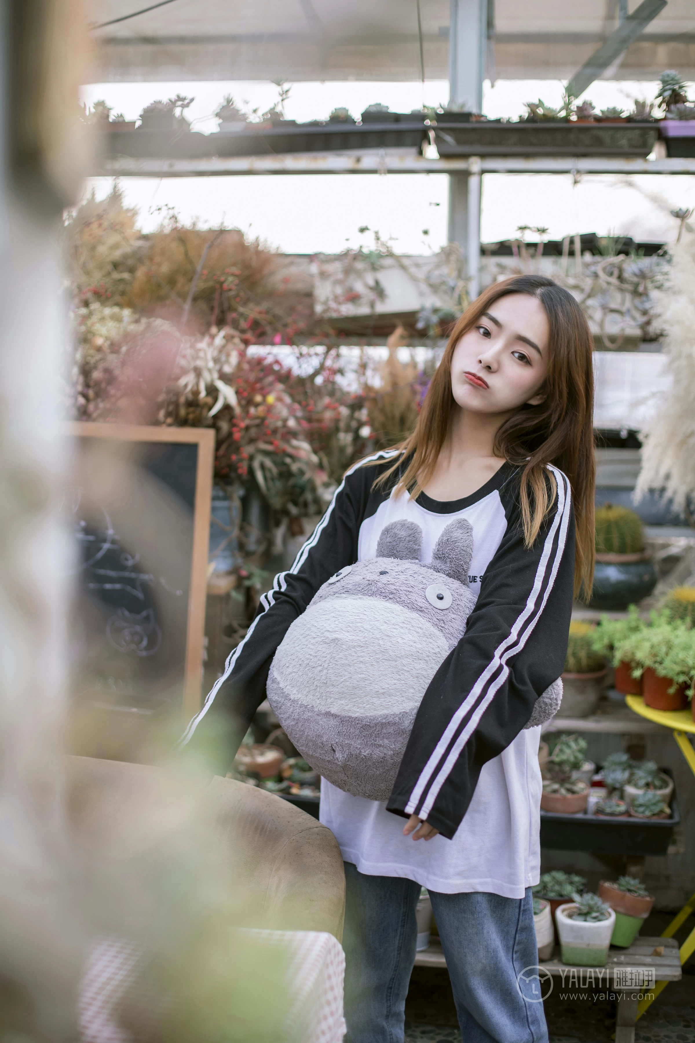 [YALAYI雅拉伊] No.180 我想有个花园 白日梦 黑白卫衣加紧身牛仔裤清纯可爱私房写真集第14张