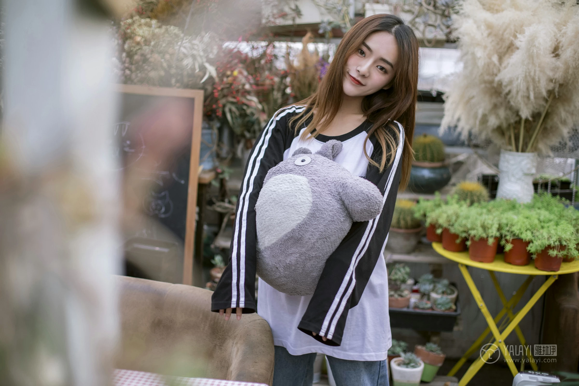 [YALAYI雅拉伊] No.180 我想有个花园 白日梦 黑白卫衣加紧身牛仔裤清纯可爱私房写真集第14张