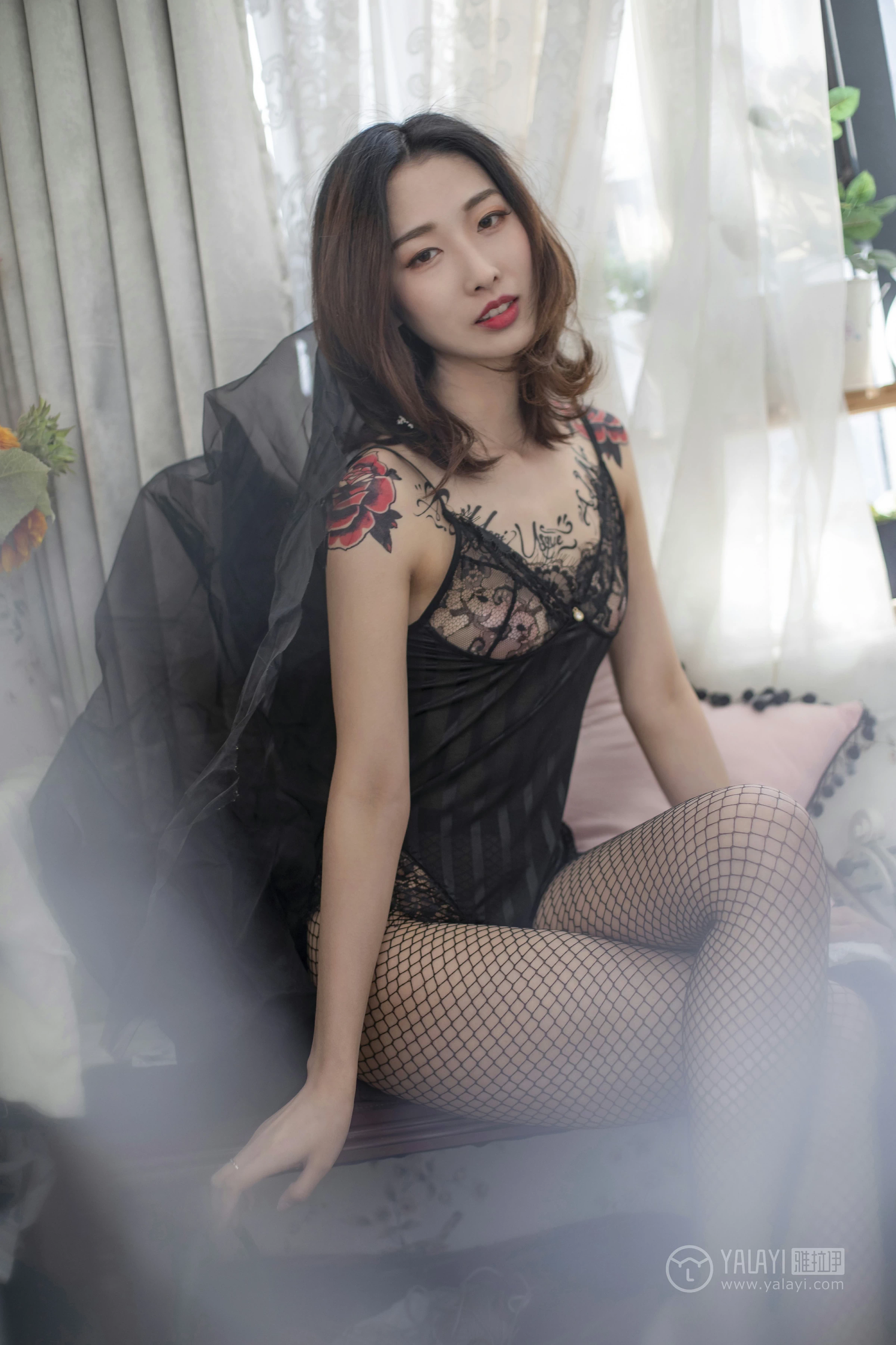 [YALAYI雅拉伊]No.181 窃窃丝语 佳佳 黑色连体透视塑身内衣加黑色情趣渔网袜性感私房写真集第5张
