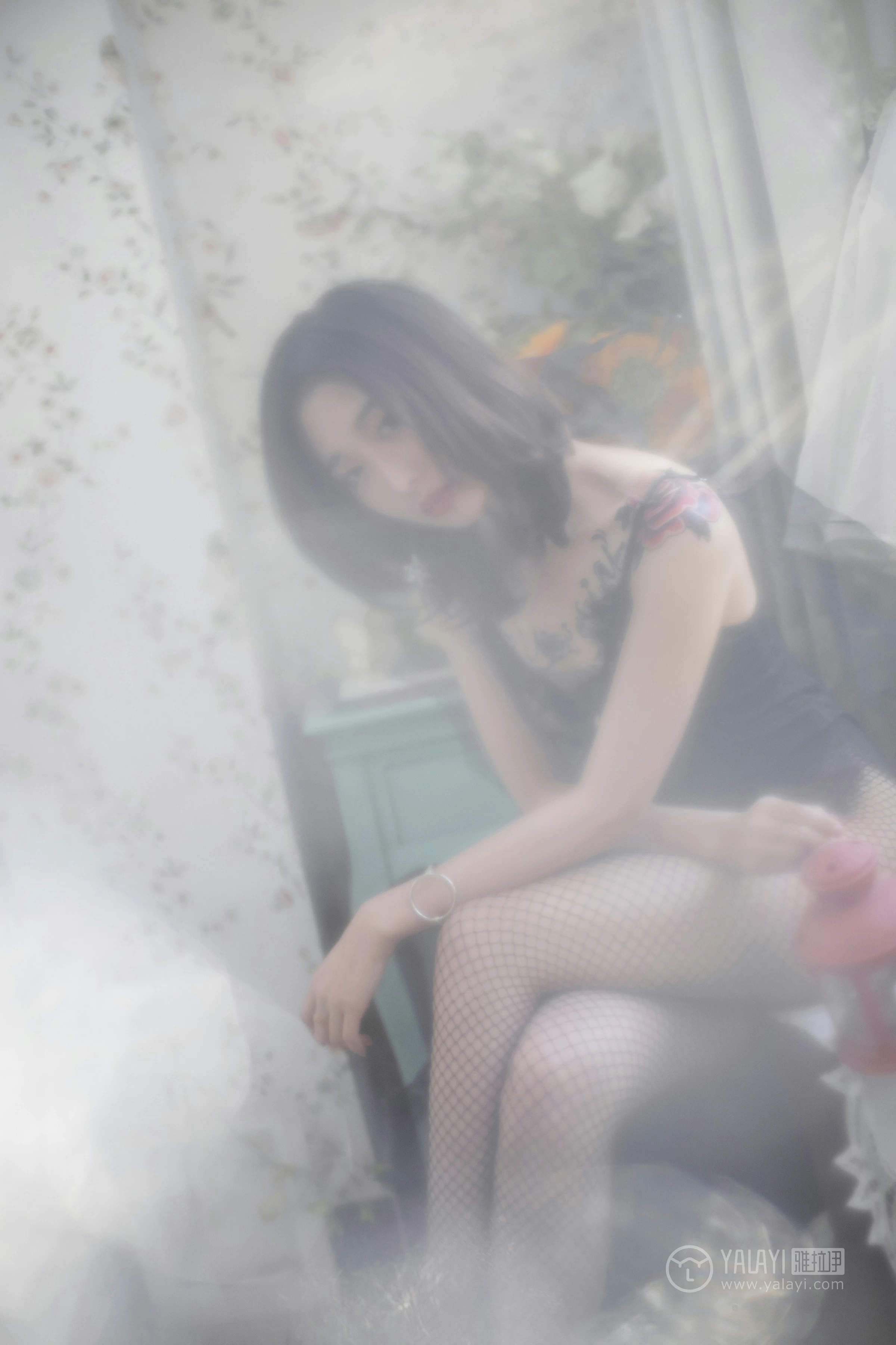 [YALAYI雅拉伊]No.181 窃窃丝语 佳佳 黑色连体透视塑身内衣加黑色情趣渔网袜性感私房写真集第6张