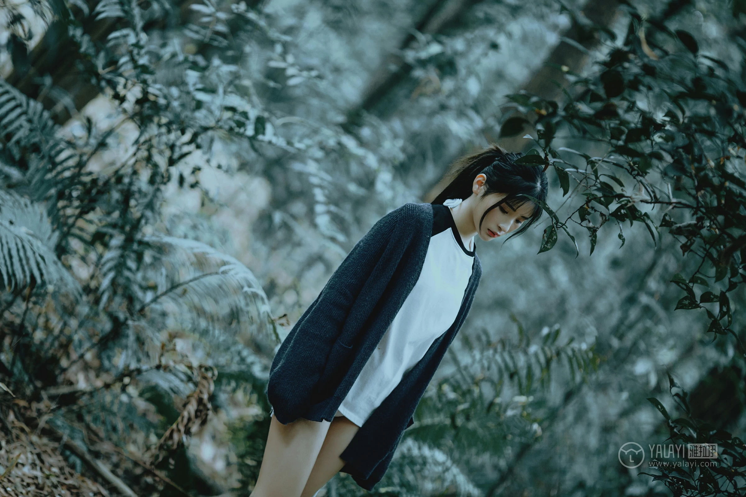 [YALAYI雅拉伊]No.183 深山漫步少女 阿惜 黑色外套与短袖加白色情趣内衣性感私房写真集第8张