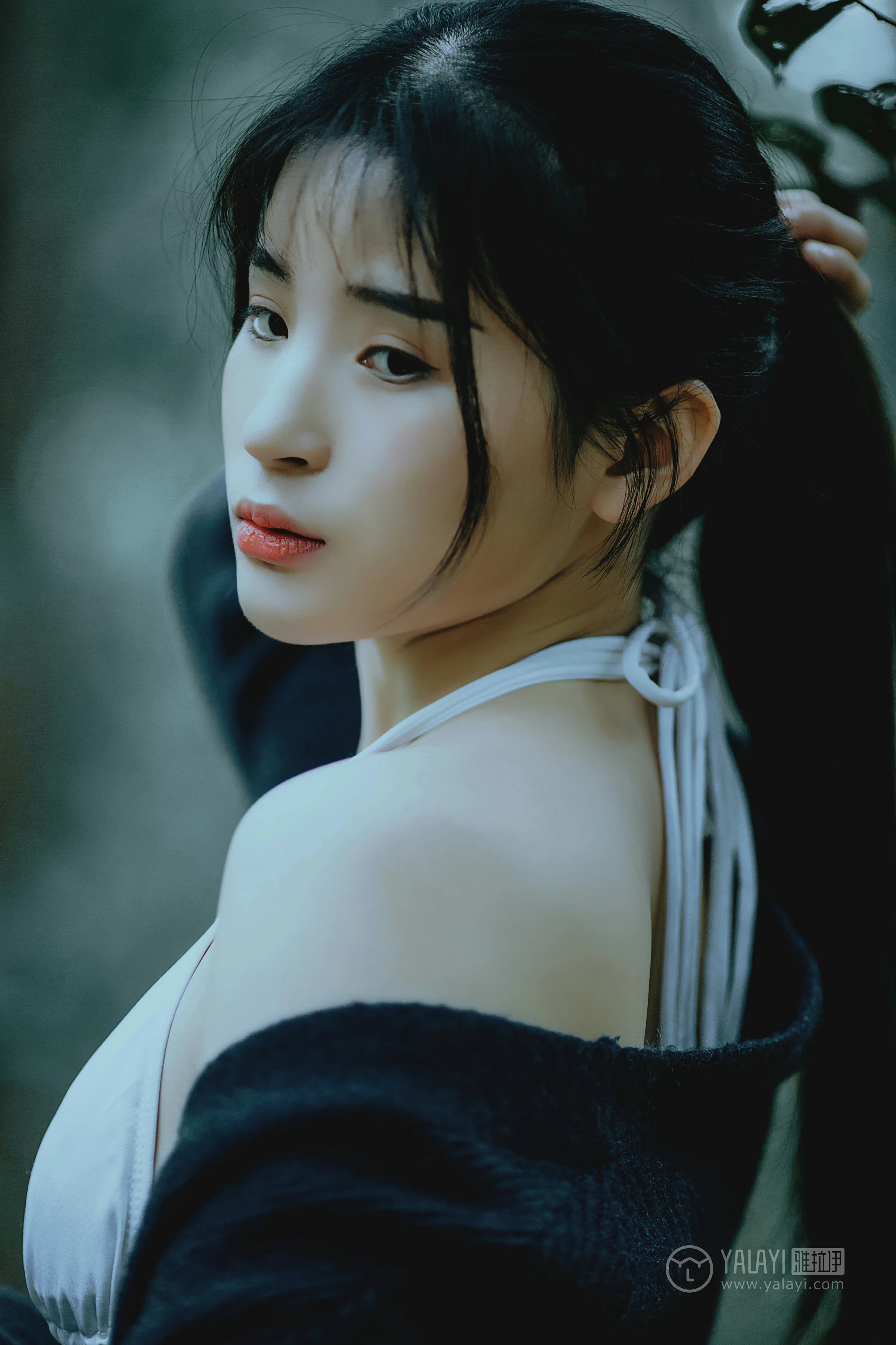 [YALAYI雅拉伊]No.183 深山漫步少女 阿惜 黑色外套与短袖加白色情趣内衣性感私房写真集第11张