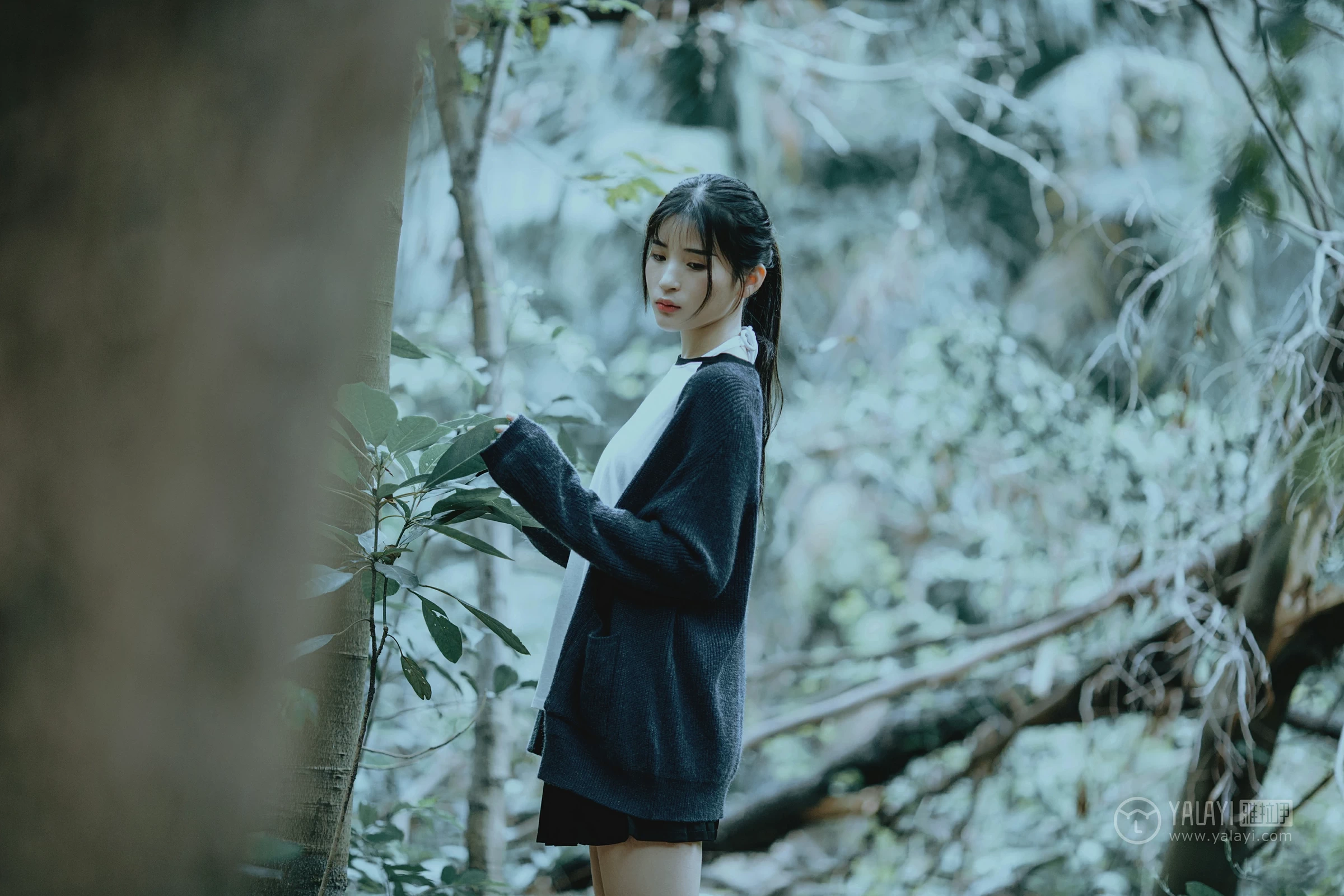[YALAYI雅拉伊]No.183 深山漫步少女 阿惜 黑色外套与短袖加白色情趣内衣性感私房写真集第5张