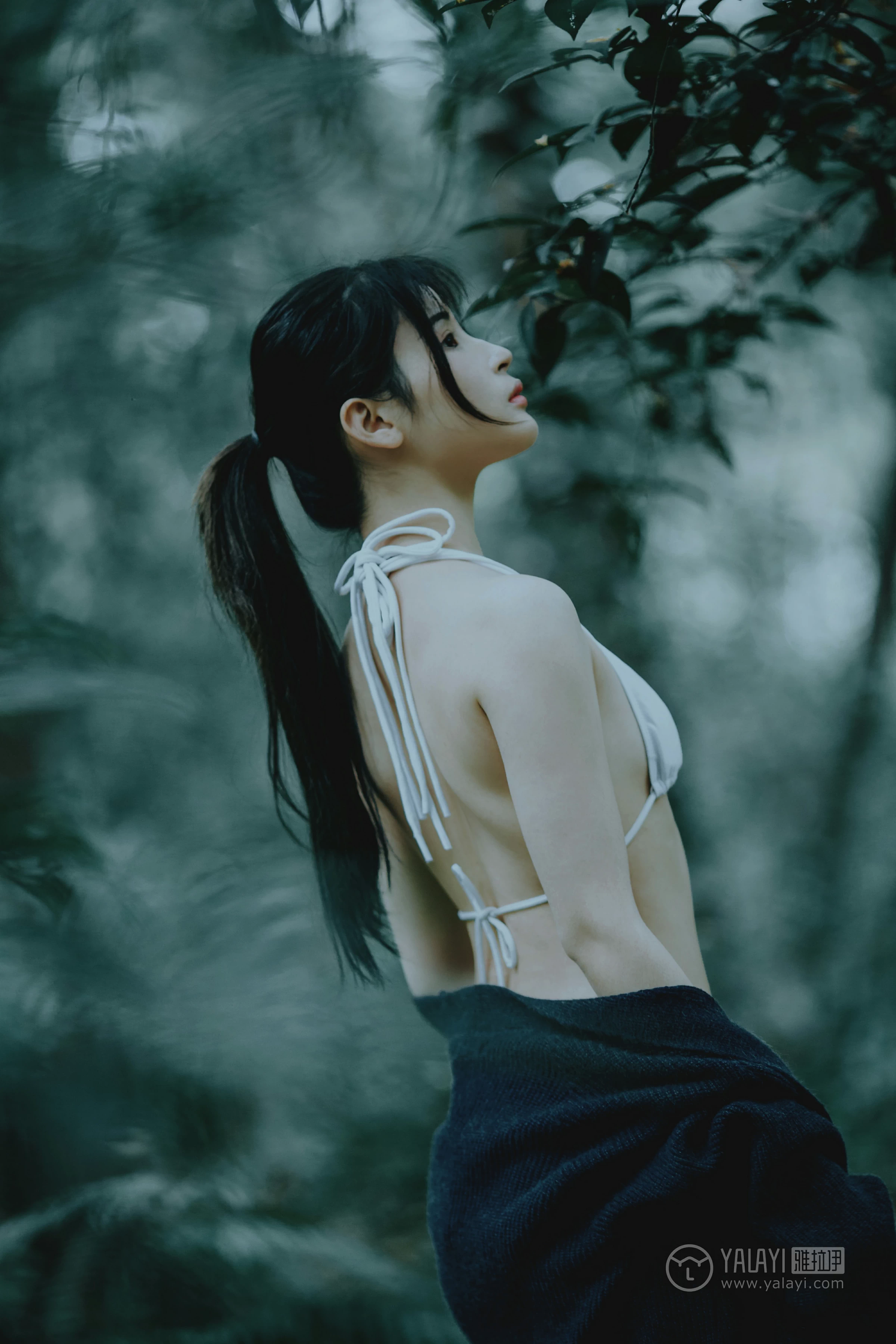 [YALAYI雅拉伊]No.183 深山漫步少女 阿惜 黑色外套与短袖加白色情趣内衣性感私房写真集第16张