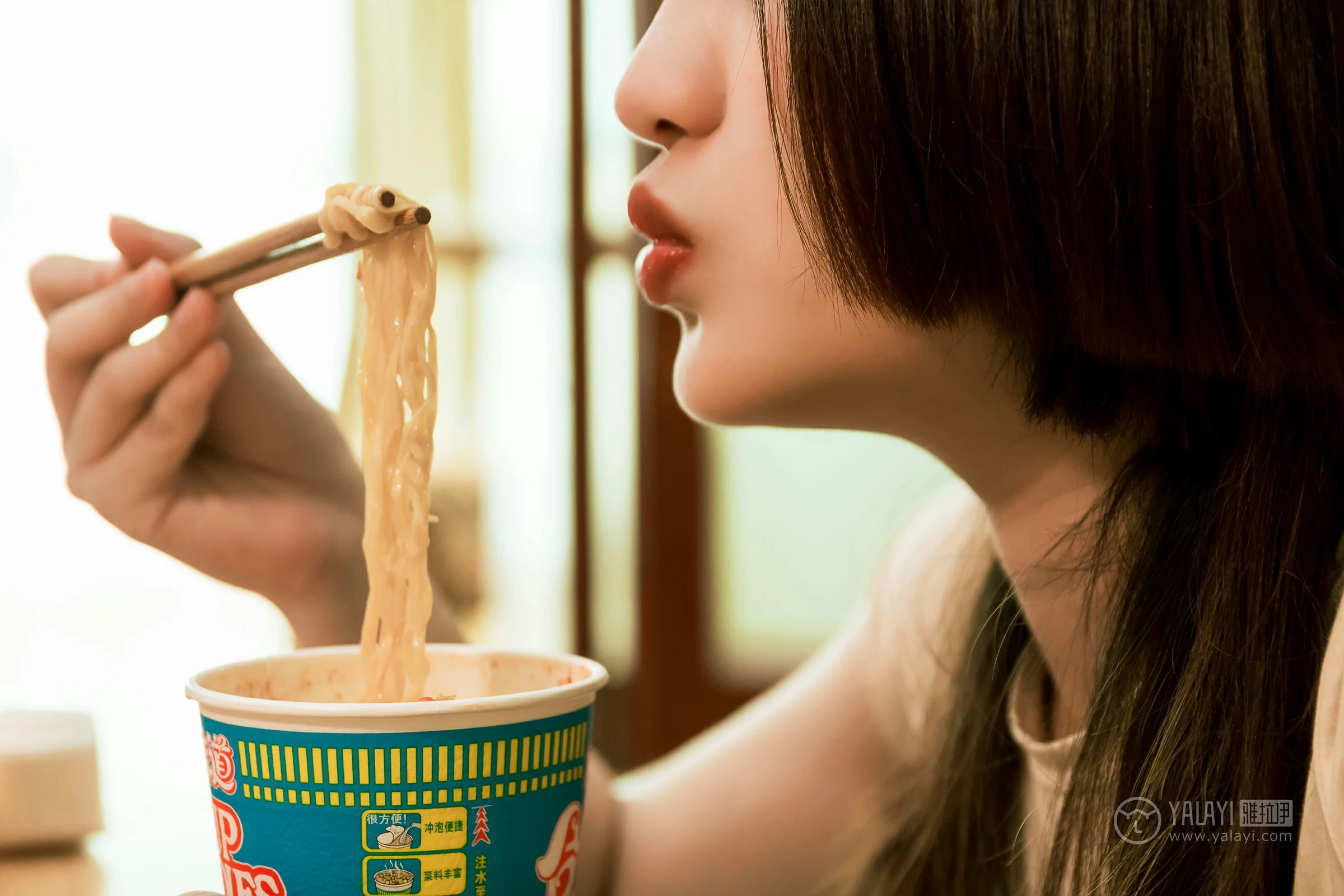 [YALAYI雅拉伊]No.184 葡萄熟了 娇子 白色紧身短袖加小可爱内裤性感私房写真集第12张