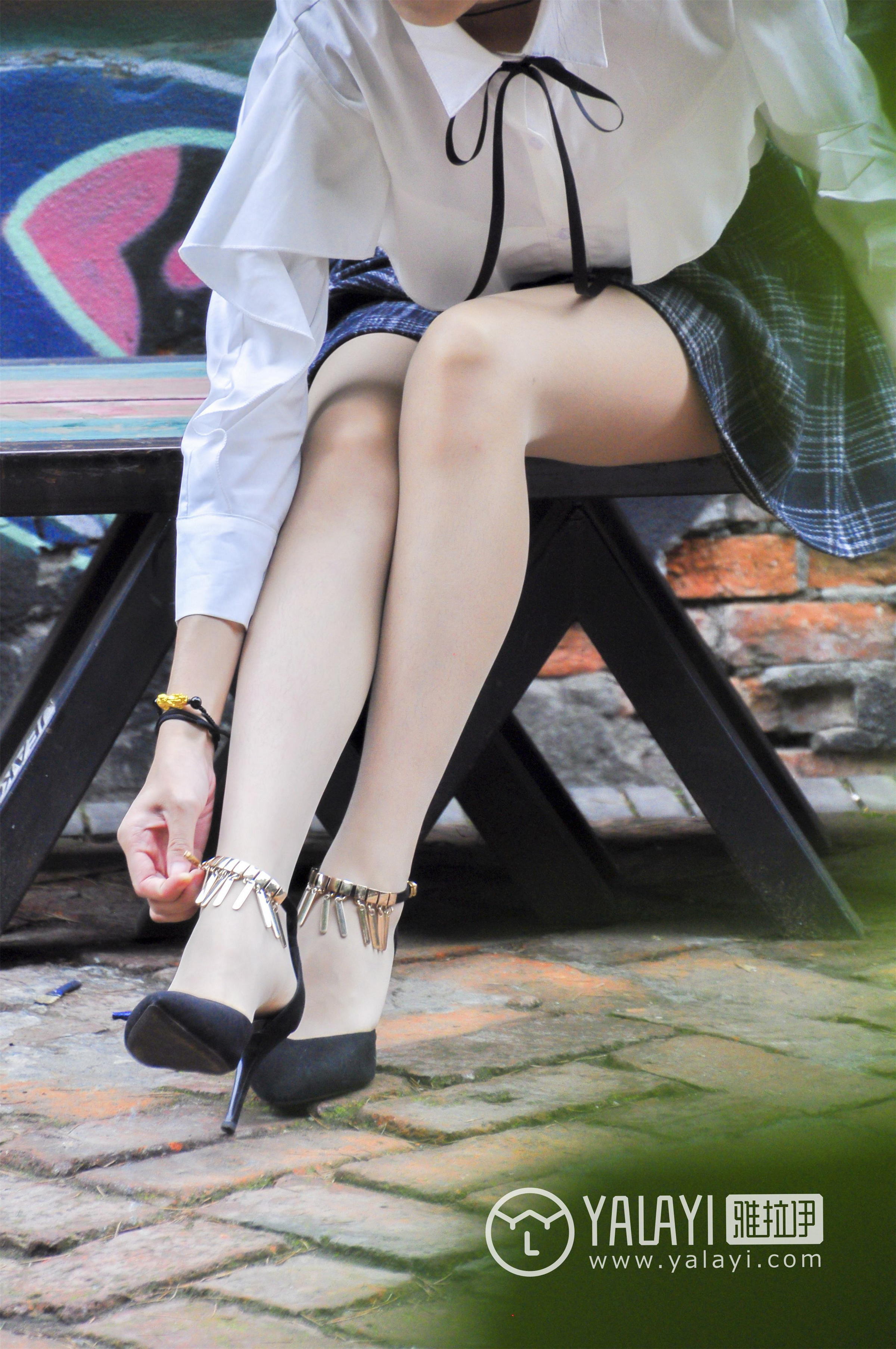 [YALAYI雅拉伊]NO.004 古装肉丝 林小珂 白色衬衫与短裙加肉色丝袜美腿性感私房写真集第3张
