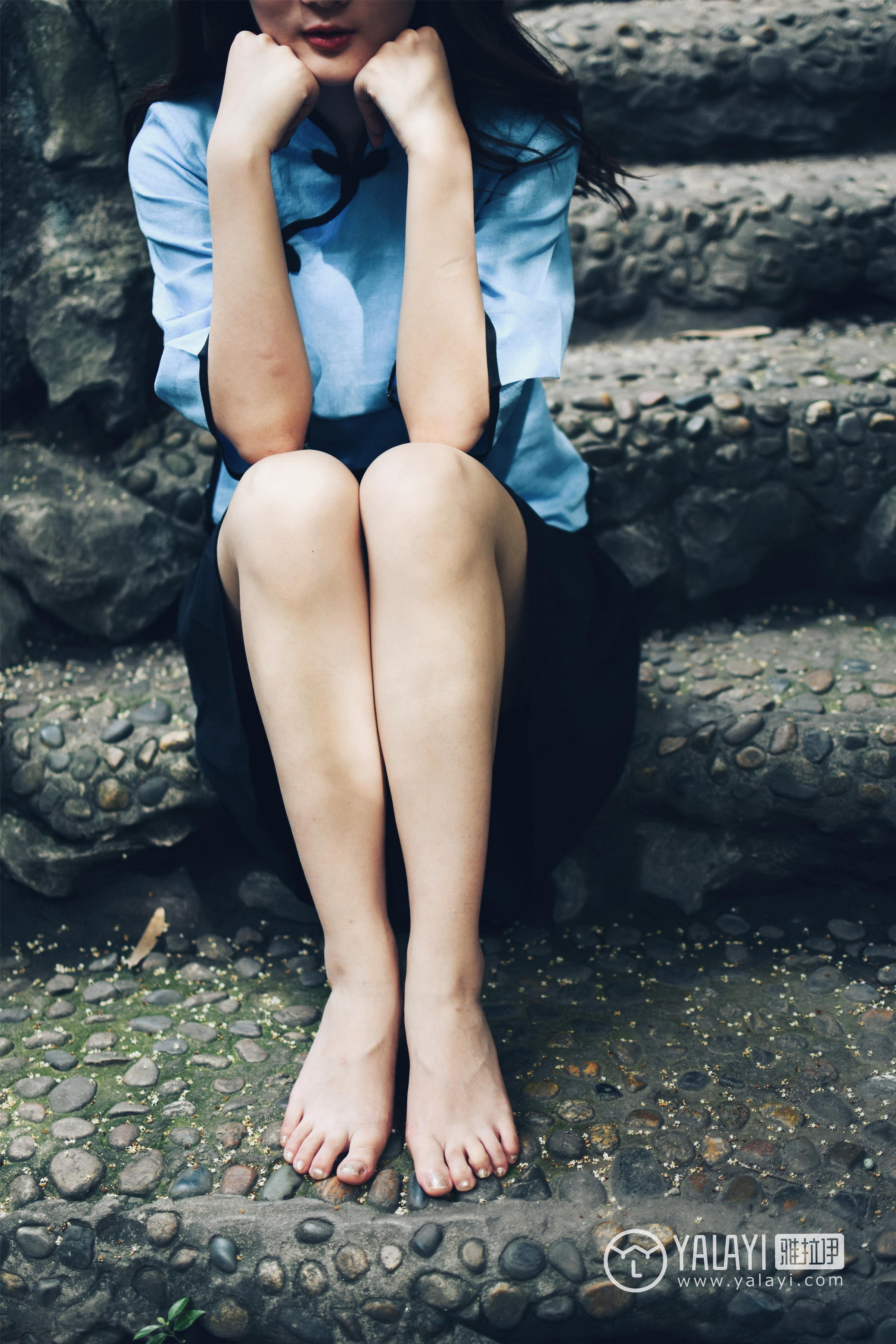 [YALAYI雅拉伊]NO.005 民国女孩叶肖肖 民国女生制服与白色短袖及黑色短裙加肉色丝袜美腿性感私房写真集第5张