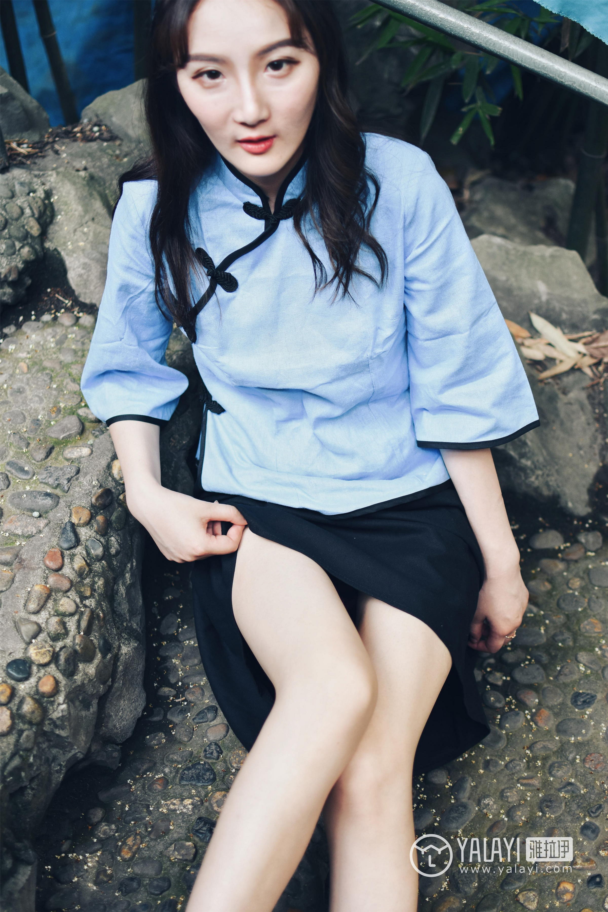 [YALAYI雅拉伊]NO.005 民国女孩叶肖肖 民国女生制服与白色短袖及黑色短裙加肉色丝袜美腿性感私房写真集第6张