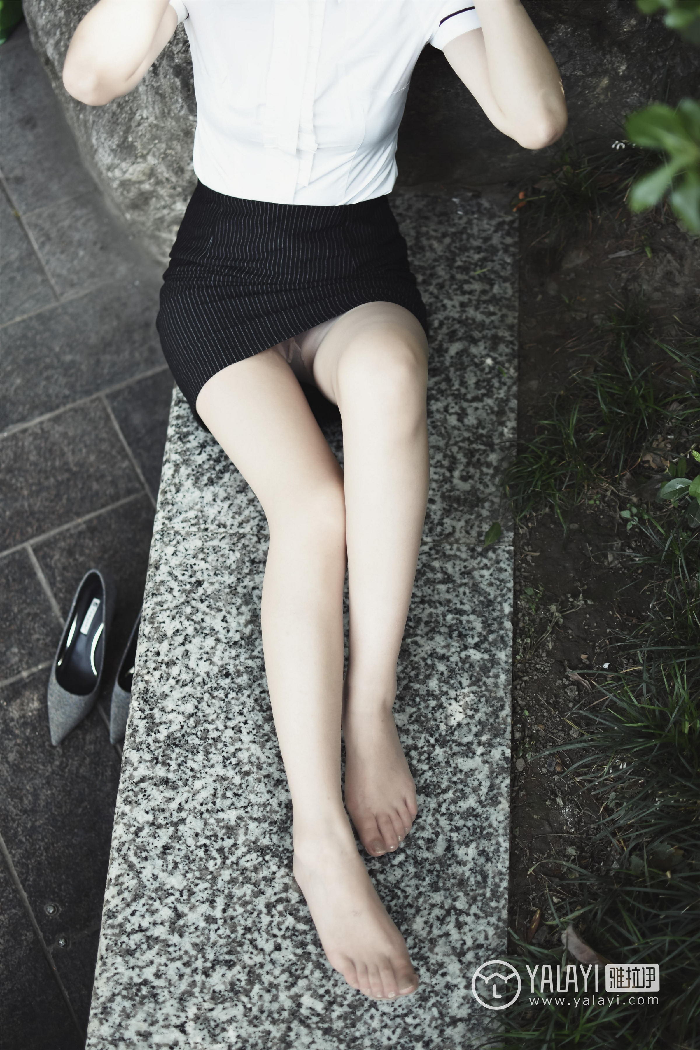 [YALAYI雅拉伊]NO.005 民国女孩叶肖肖 民国女生制服与白色短袖及黑色短裙加肉色丝袜美腿性感私房写真集第15张