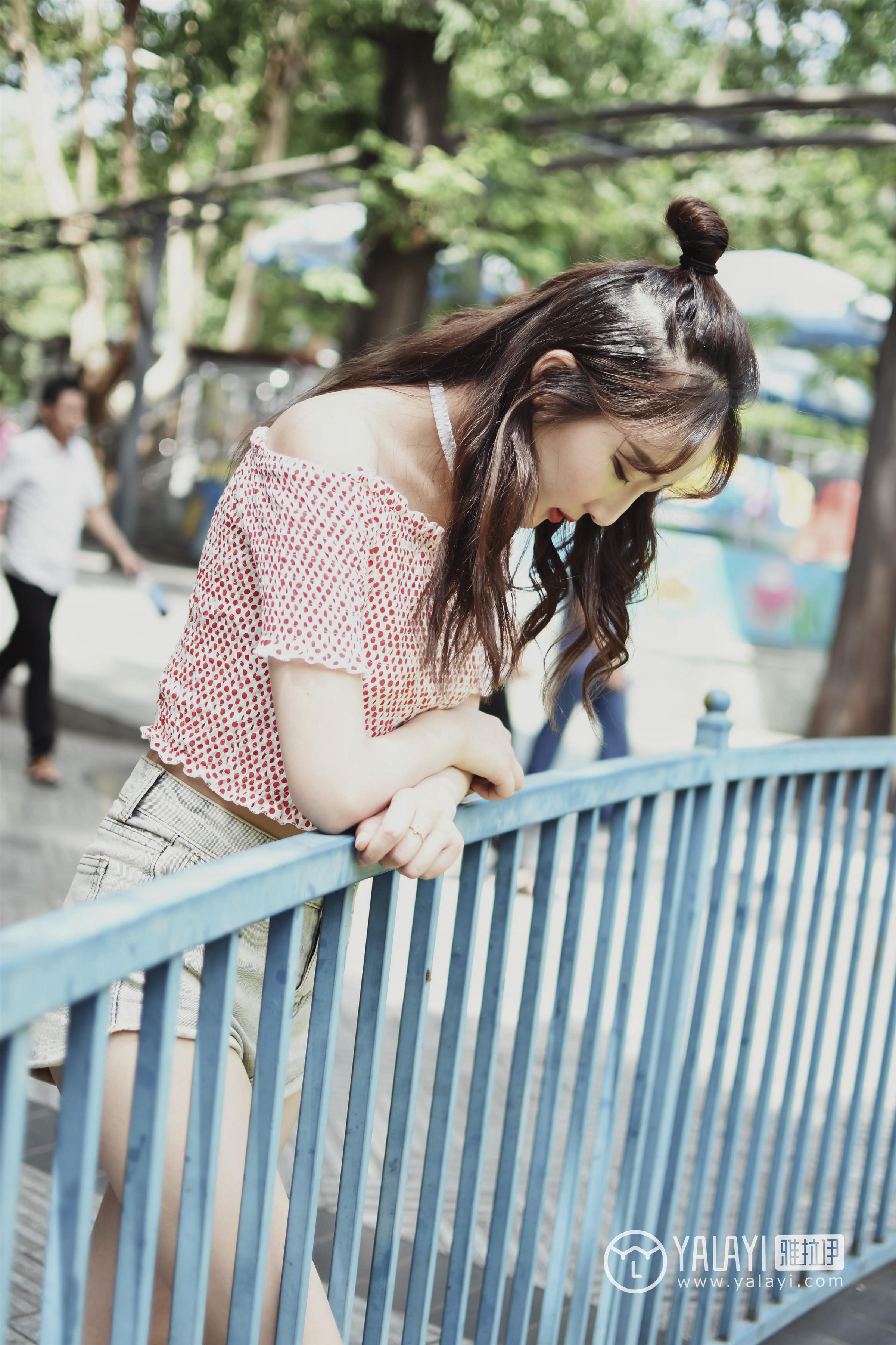 [YALAYI雅拉伊]NO.006 乐园女孩叶肖肖 抹胸短袖加性感短裤私房写真集第10张