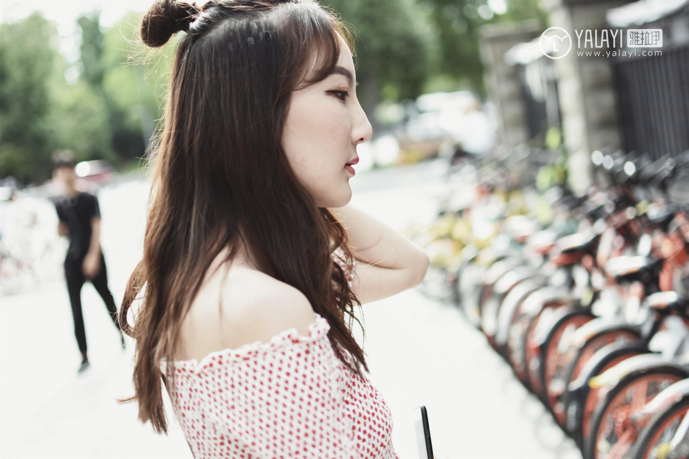 [YALAYI雅拉伊]NO.006 乐园女孩叶肖肖 抹胸短袖加性感短裤私房写真集第13张