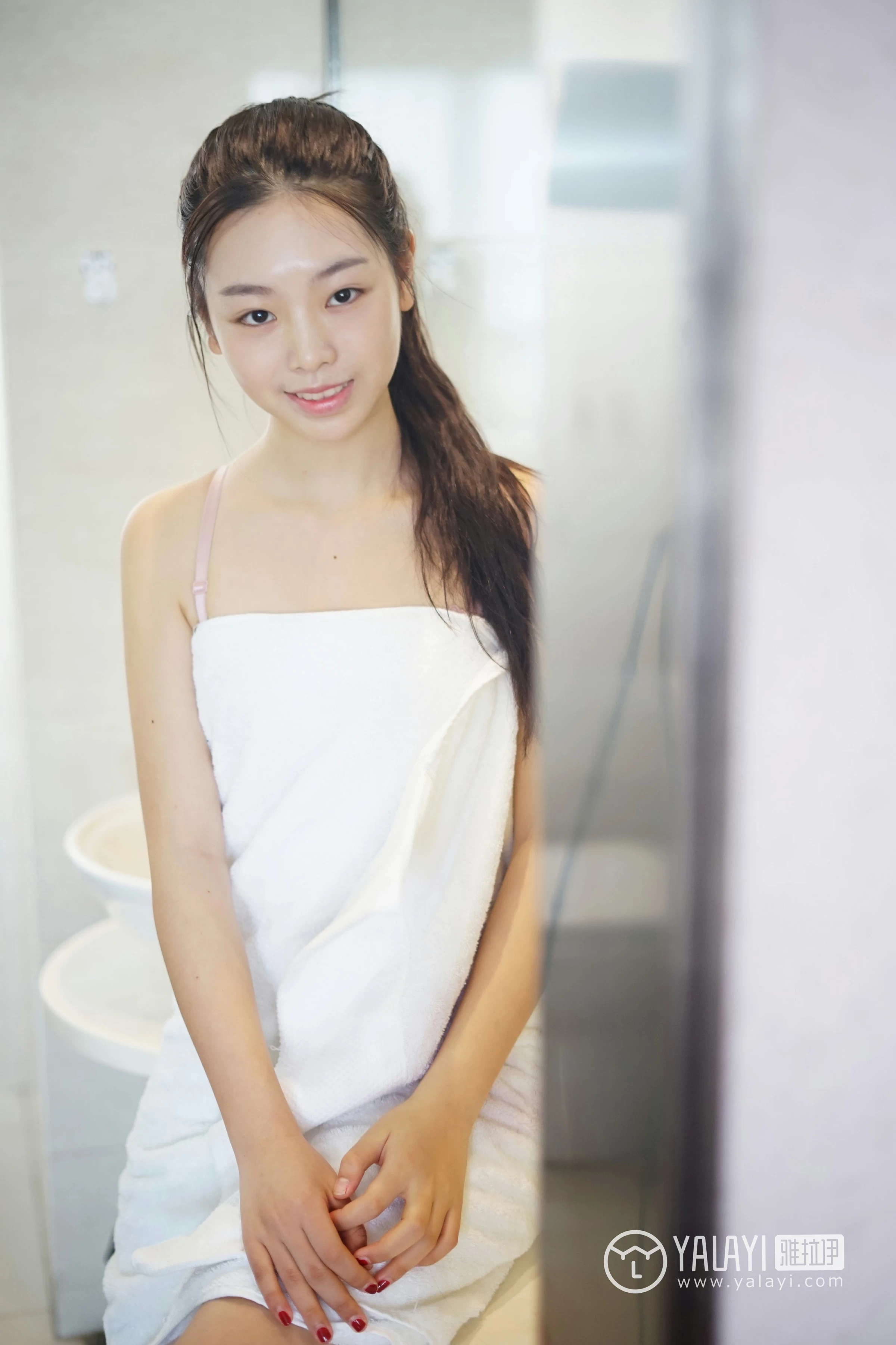 [YALAYI雅拉伊]NO.022 私房物语 严冰冰 黑色紧身制服加格子短裙与白色浴袍性感私房写真集第9张