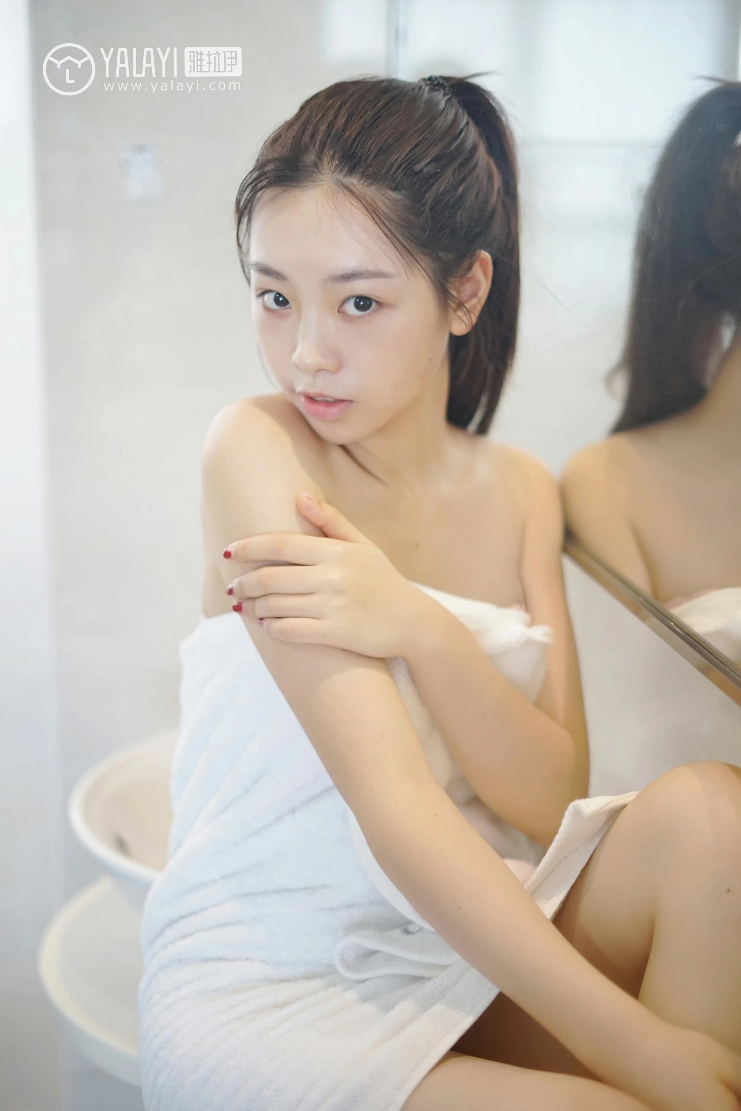 [YALAYI雅拉伊]NO.022 私房物语 严冰冰 黑色紧身制服加格子短裙与白色浴袍性感私房写真集第12张