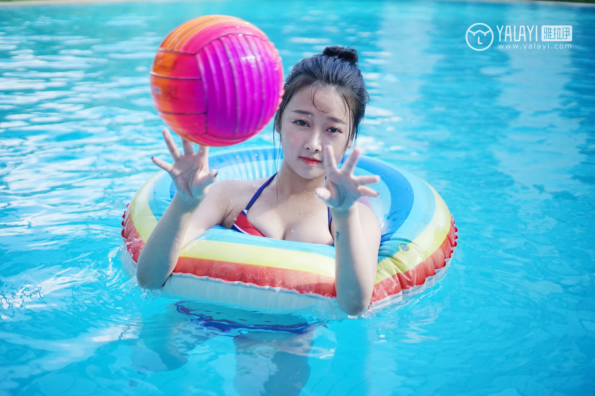 [YALAYI雅拉伊]NO.024 夏日时光 王小淼 彩色比基尼泳装与蓝色浴巾性感私房写真集第6张