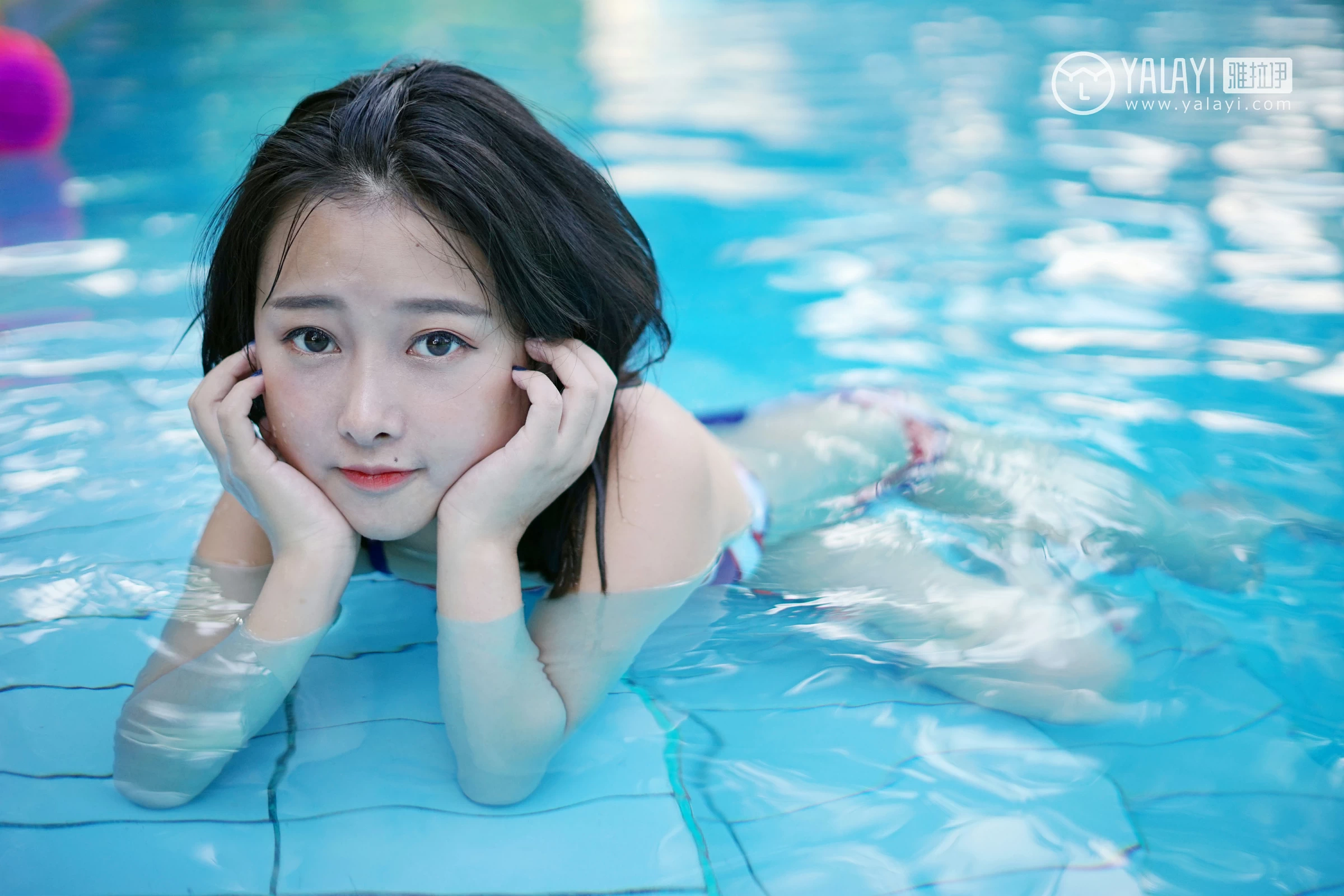 [YALAYI雅拉伊]NO.024 夏日时光 王小淼 彩色比基尼泳装与蓝色浴巾性感私房写真集第8张