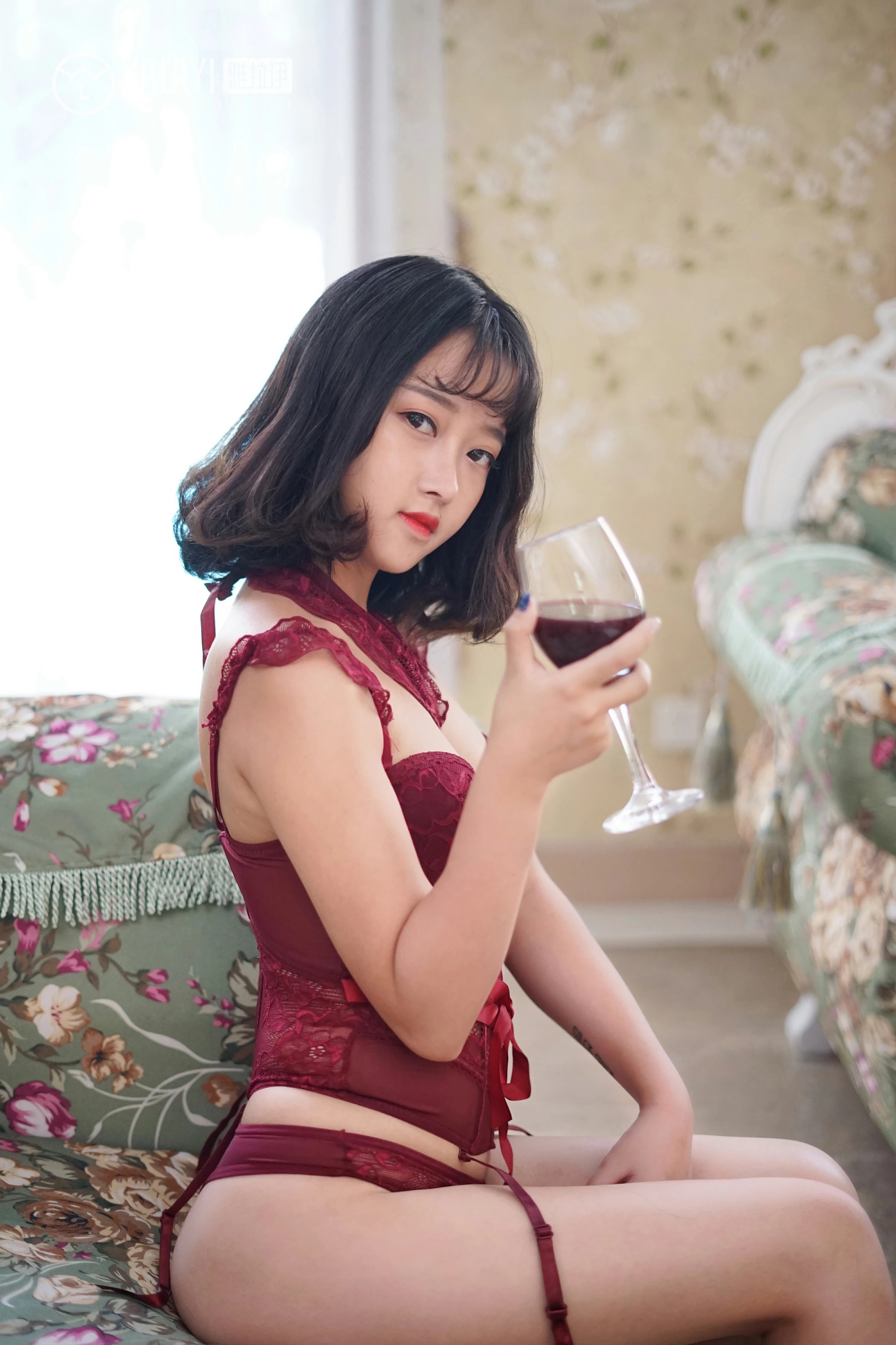 [YALAYI雅拉伊]NO.025 醉在红酒杯里 王小淼 红色蕾丝塑身内衣与红色浴袍性感私房写真集第2张