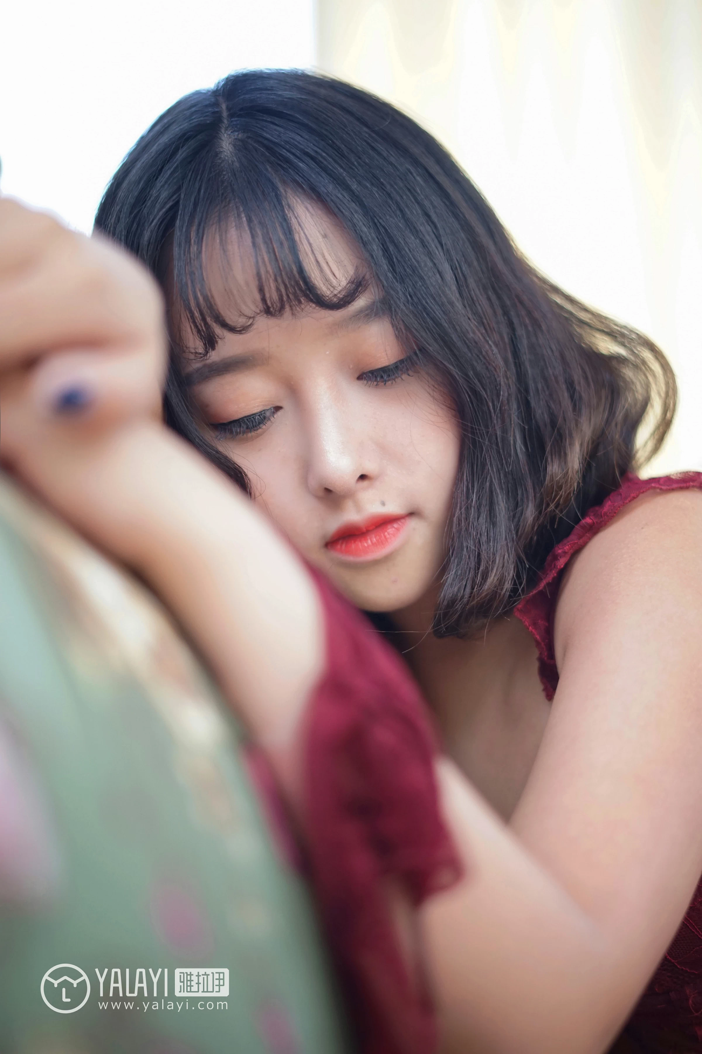 [YALAYI雅拉伊]NO.025 醉在红酒杯里 王小淼 红色蕾丝塑身内衣与红色浴袍性感私房写真集第4张