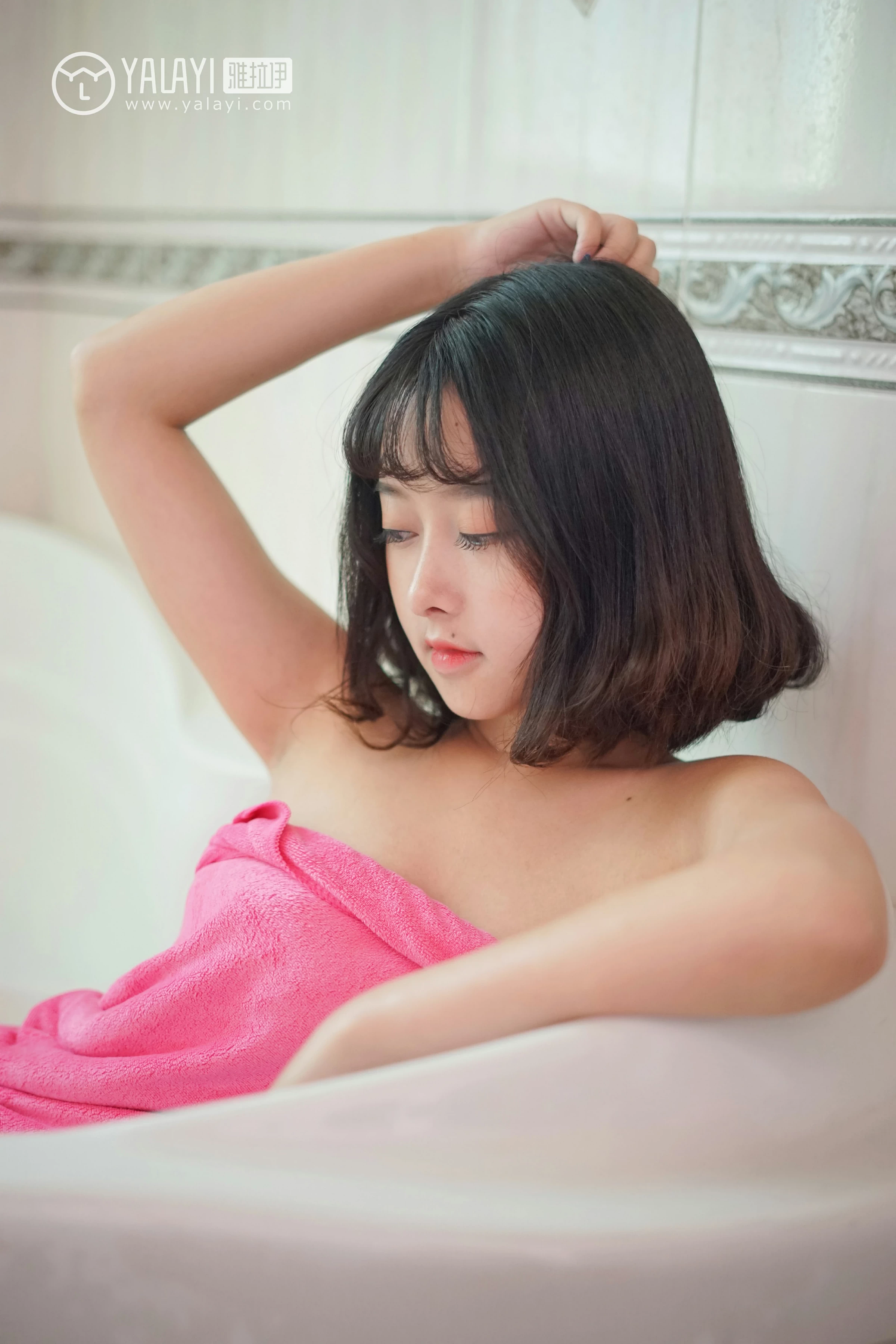 [YALAYI雅拉伊]NO.025 醉在红酒杯里 王小淼 红色蕾丝塑身内衣与红色浴袍性感私房写真集第13张