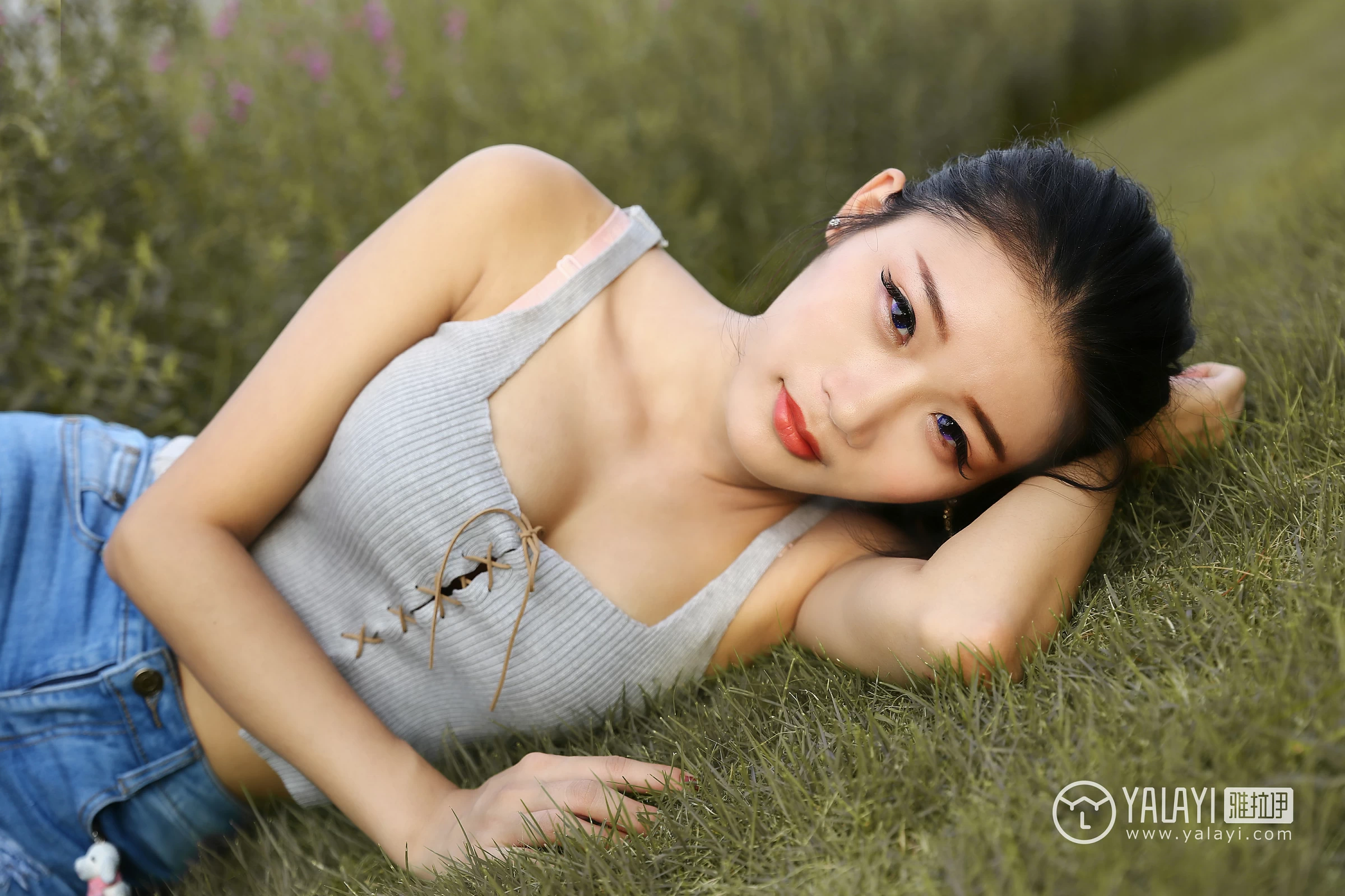 [YALAYI雅拉伊]NO.026 花儿少女 兔洱 白色背心加牛仔热裤性感私房写真集第2张