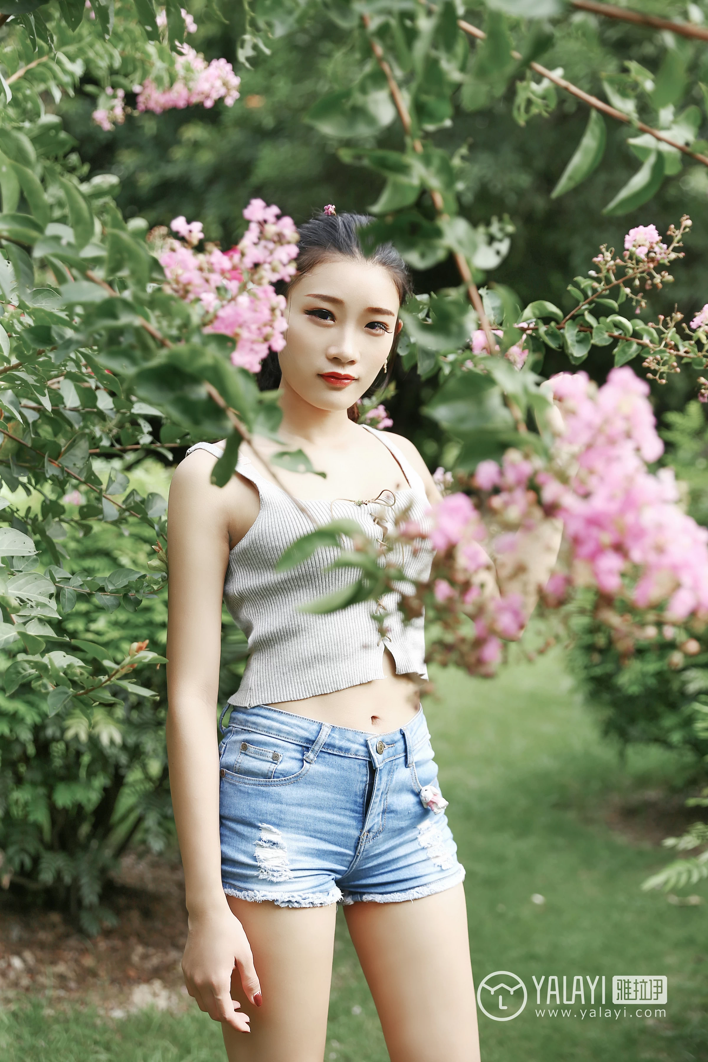 [YALAYI雅拉伊]NO.026 花儿少女 兔洱 白色背心加牛仔热裤性感私房写真集第5张