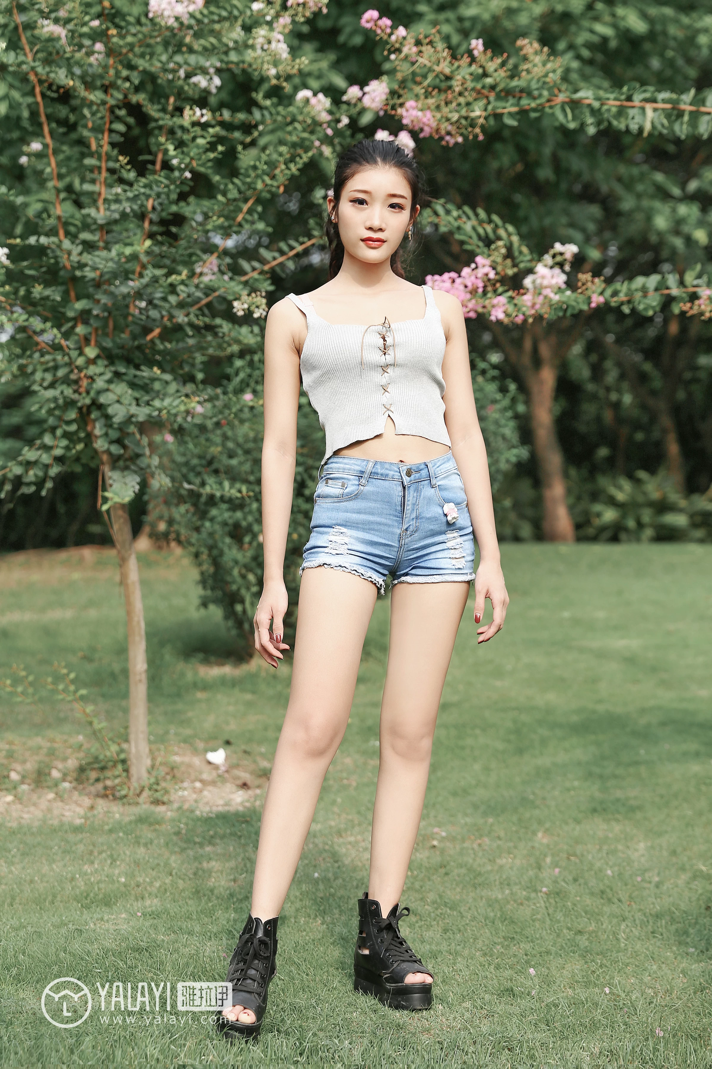 [YALAYI雅拉伊]NO.026 花儿少女 兔洱 白色背心加牛仔热裤性感私房写真集第7张