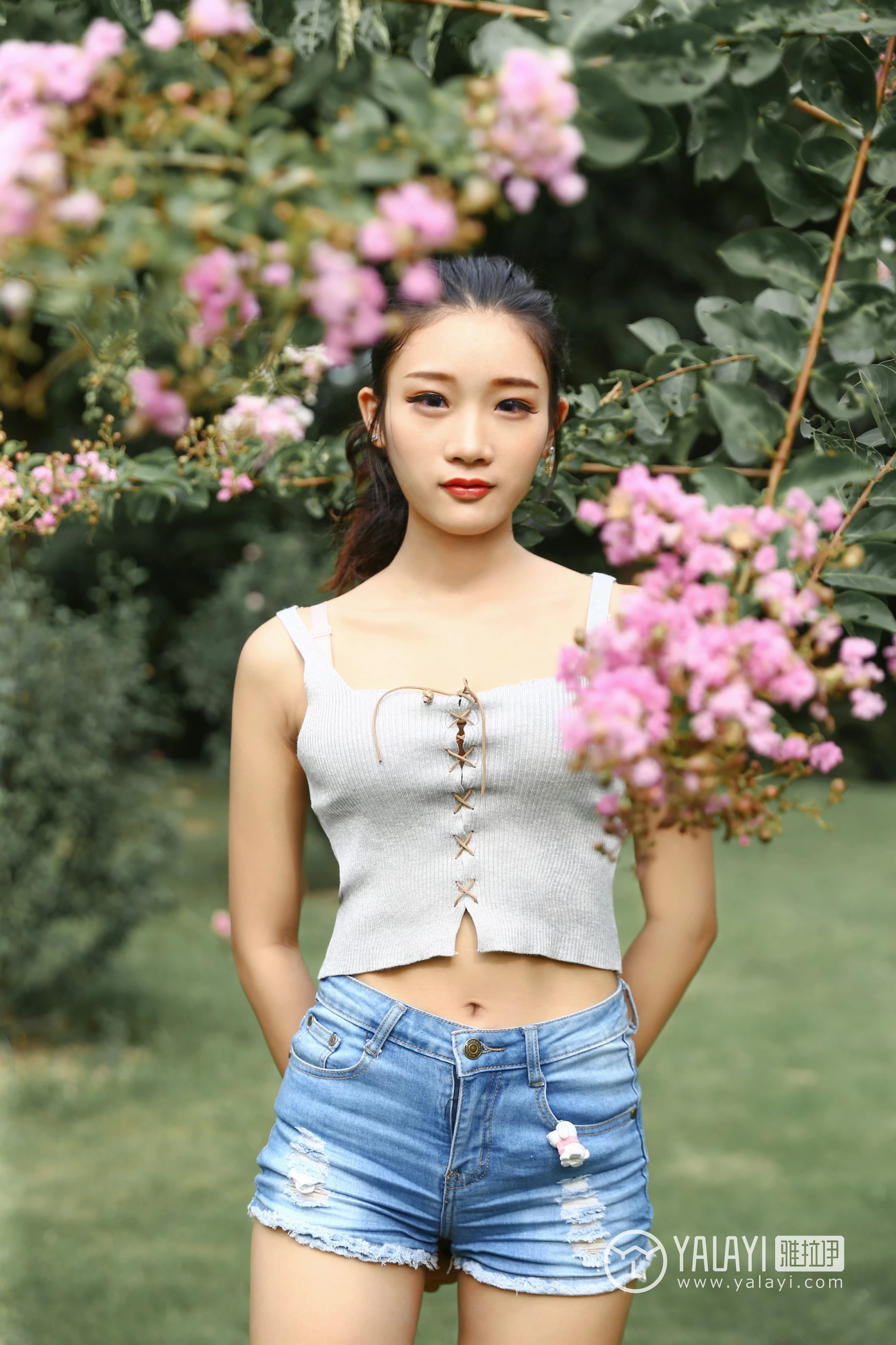 [YALAYI雅拉伊]NO.026 花儿少女 兔洱 白色背心加牛仔热裤性感私房写真集第13张